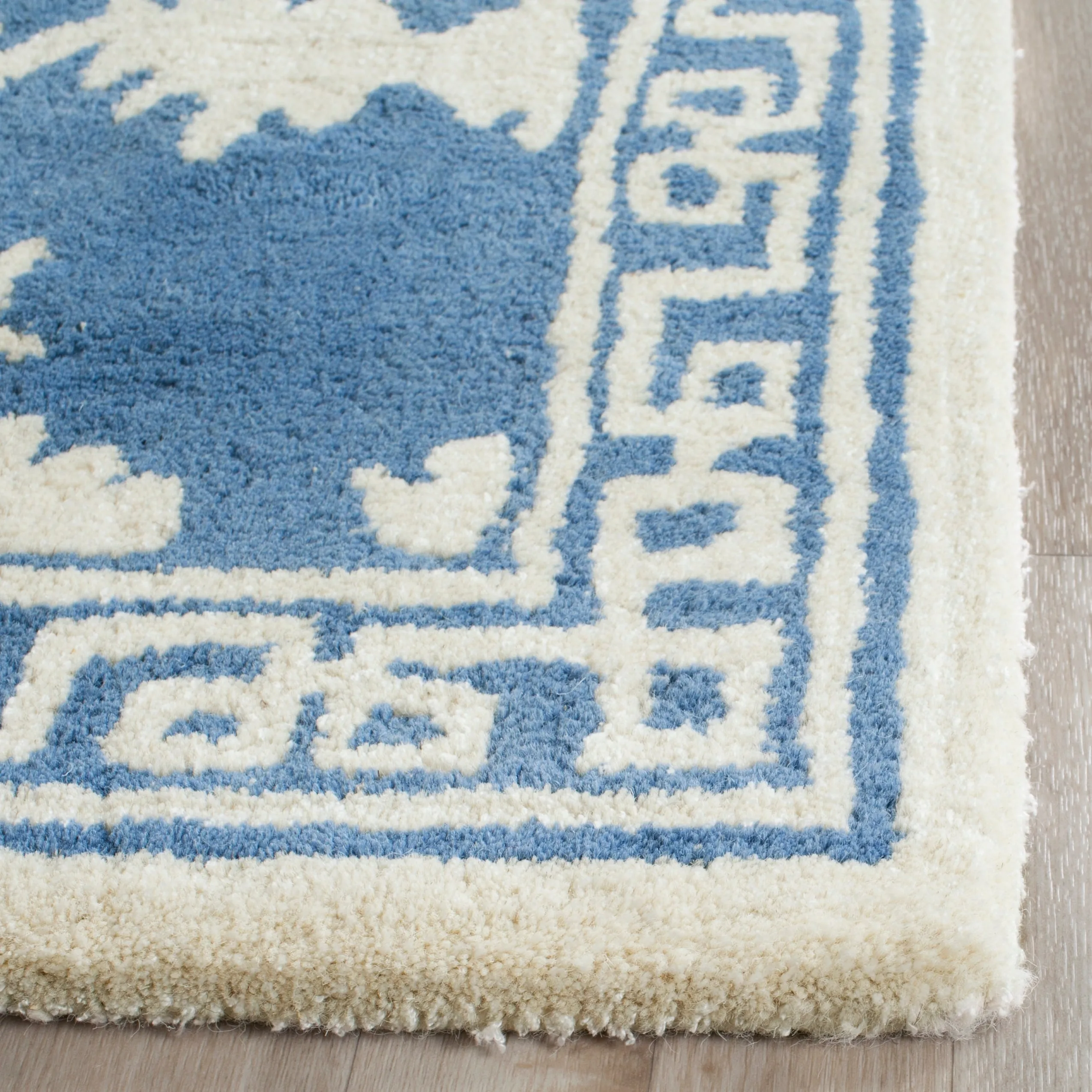 SAFAVIEH Handmade Bella Yosun Modern Floral Wool Rug