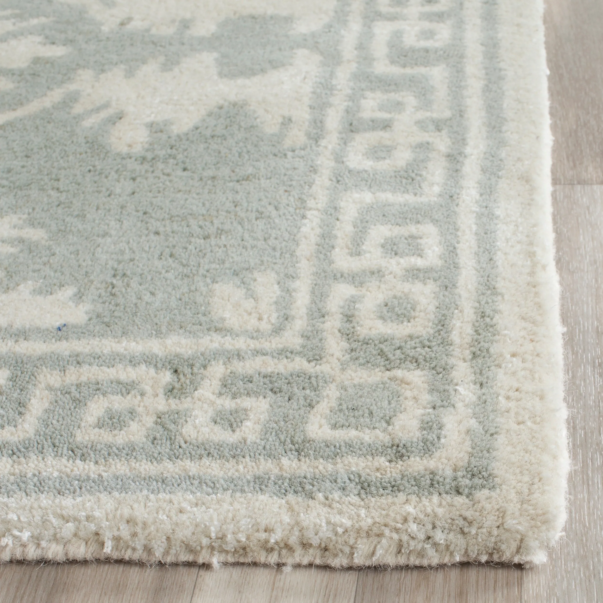 SAFAVIEH Handmade Bella Yosun Modern Floral Wool Rug