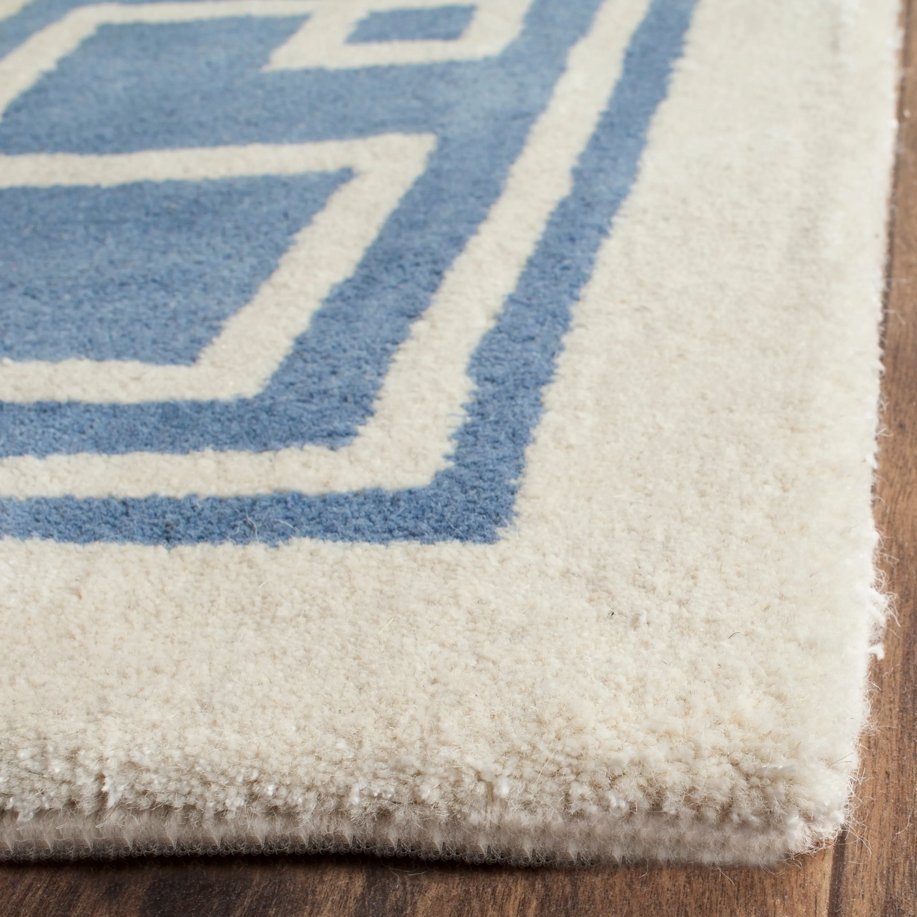 SAFAVIEH Handmade Bella Yosun Modern Floral Wool Rug