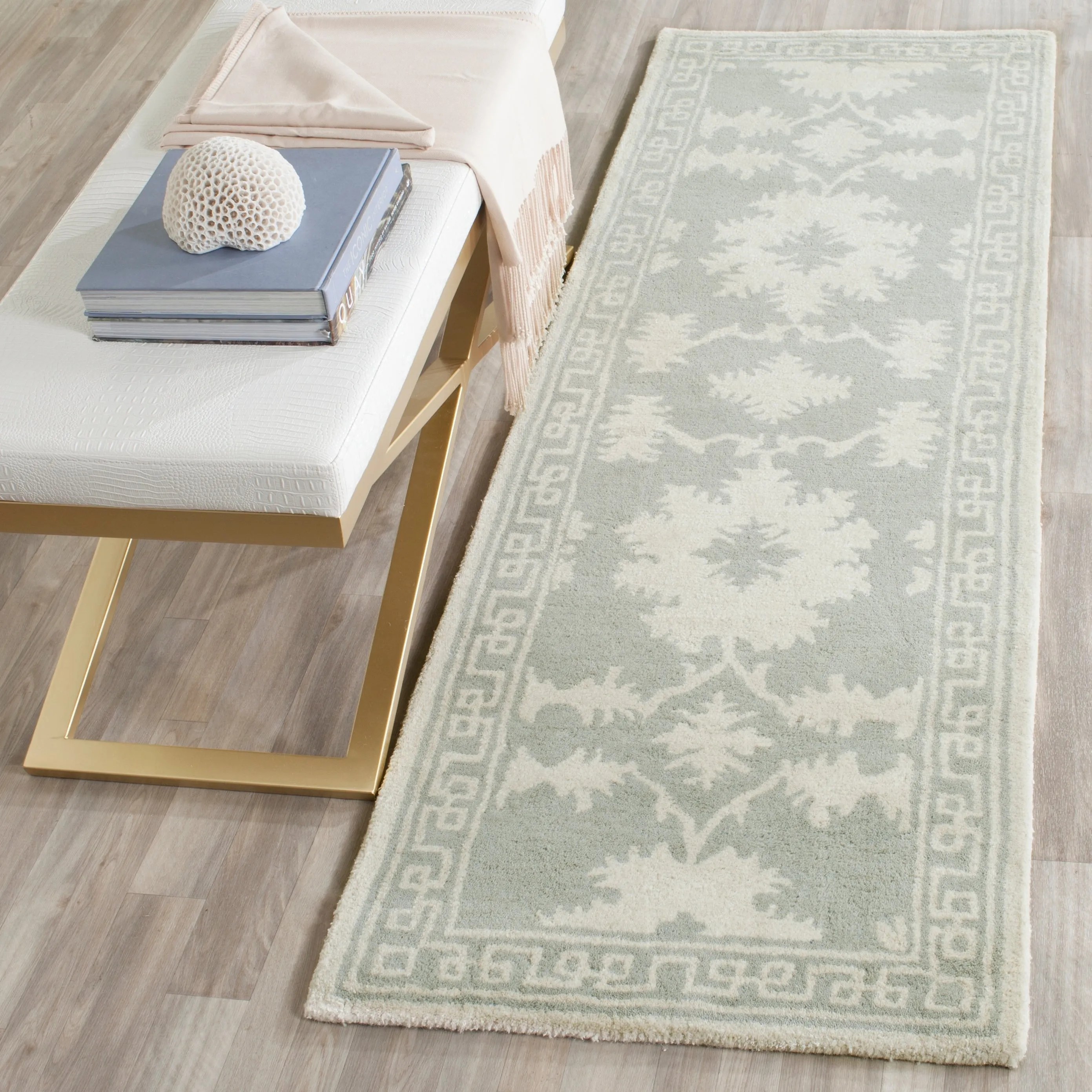 SAFAVIEH Handmade Bella Yosun Modern Floral Wool Rug
