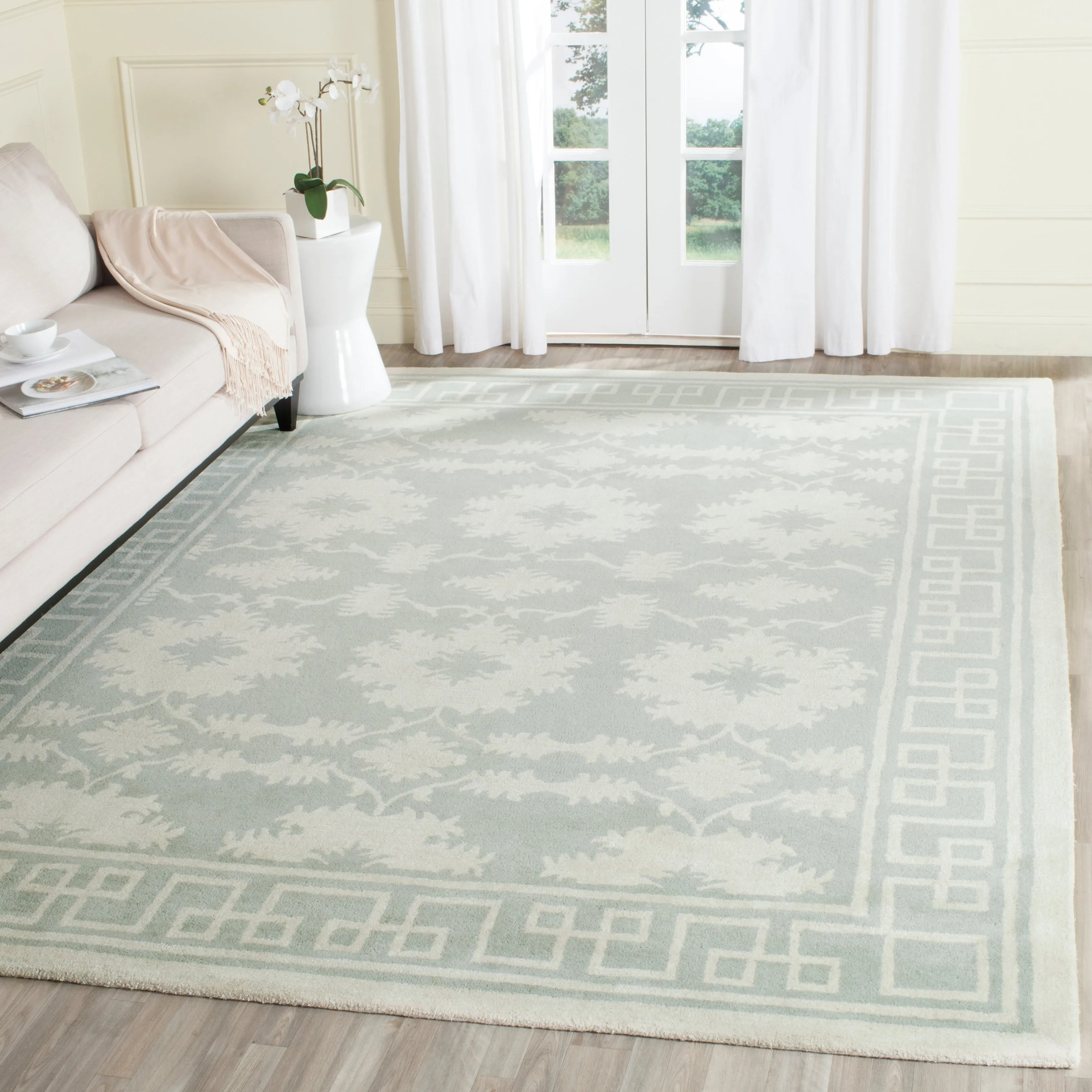 SAFAVIEH Handmade Bella Yosun Modern Floral Wool Rug