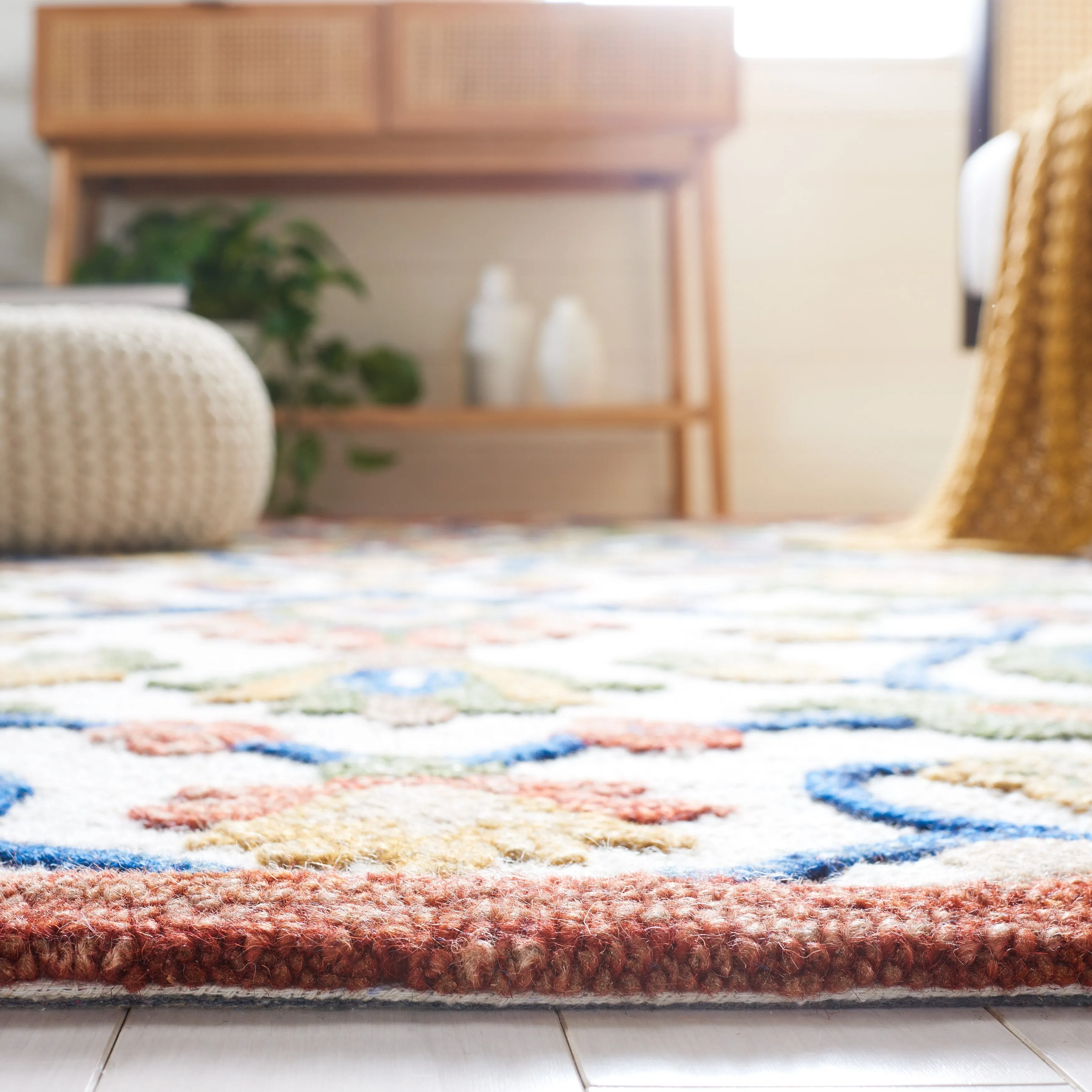 SAFAVIEH Handmade Blossom Violanta Floral Wool Rug