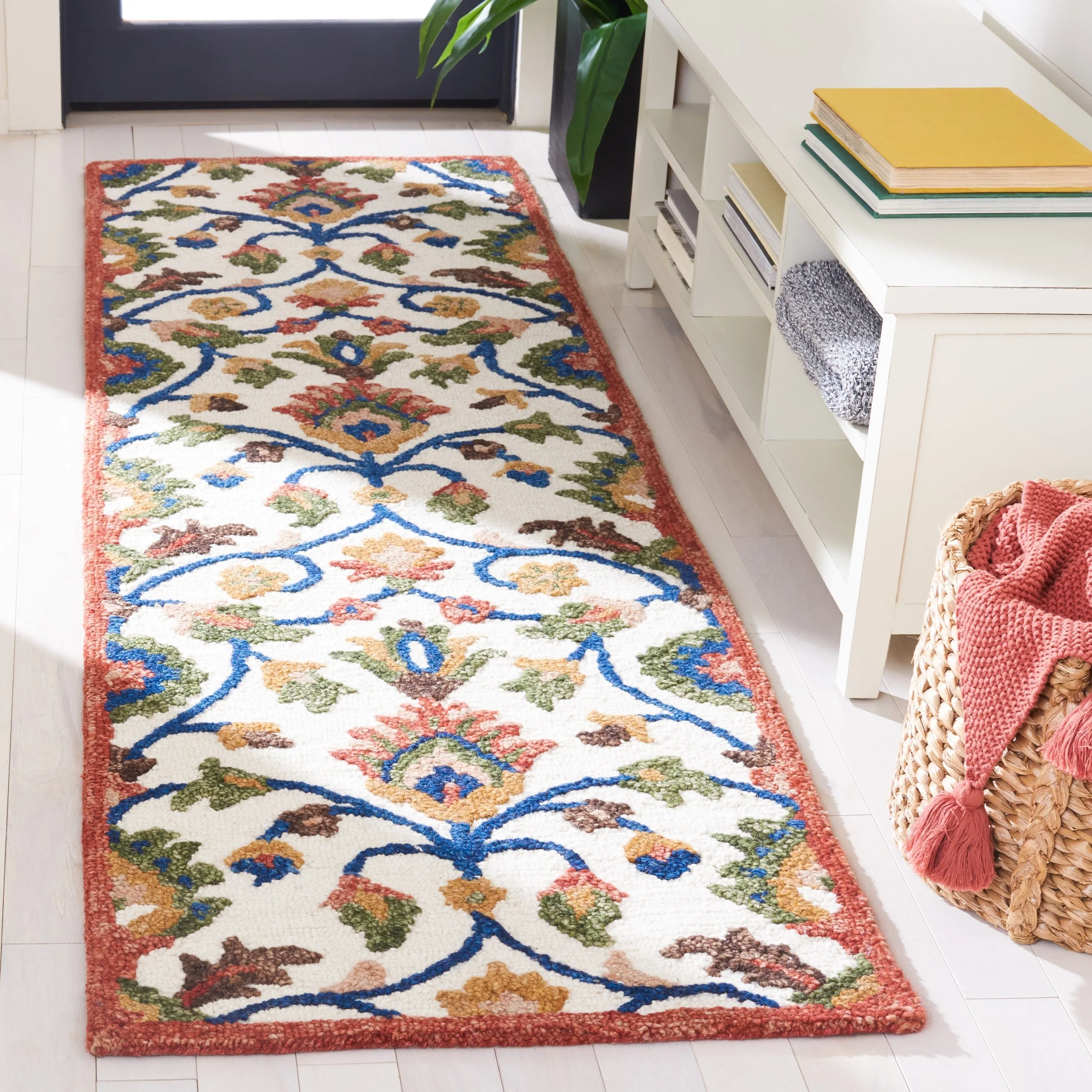 SAFAVIEH Handmade Blossom Violanta Floral Wool Rug