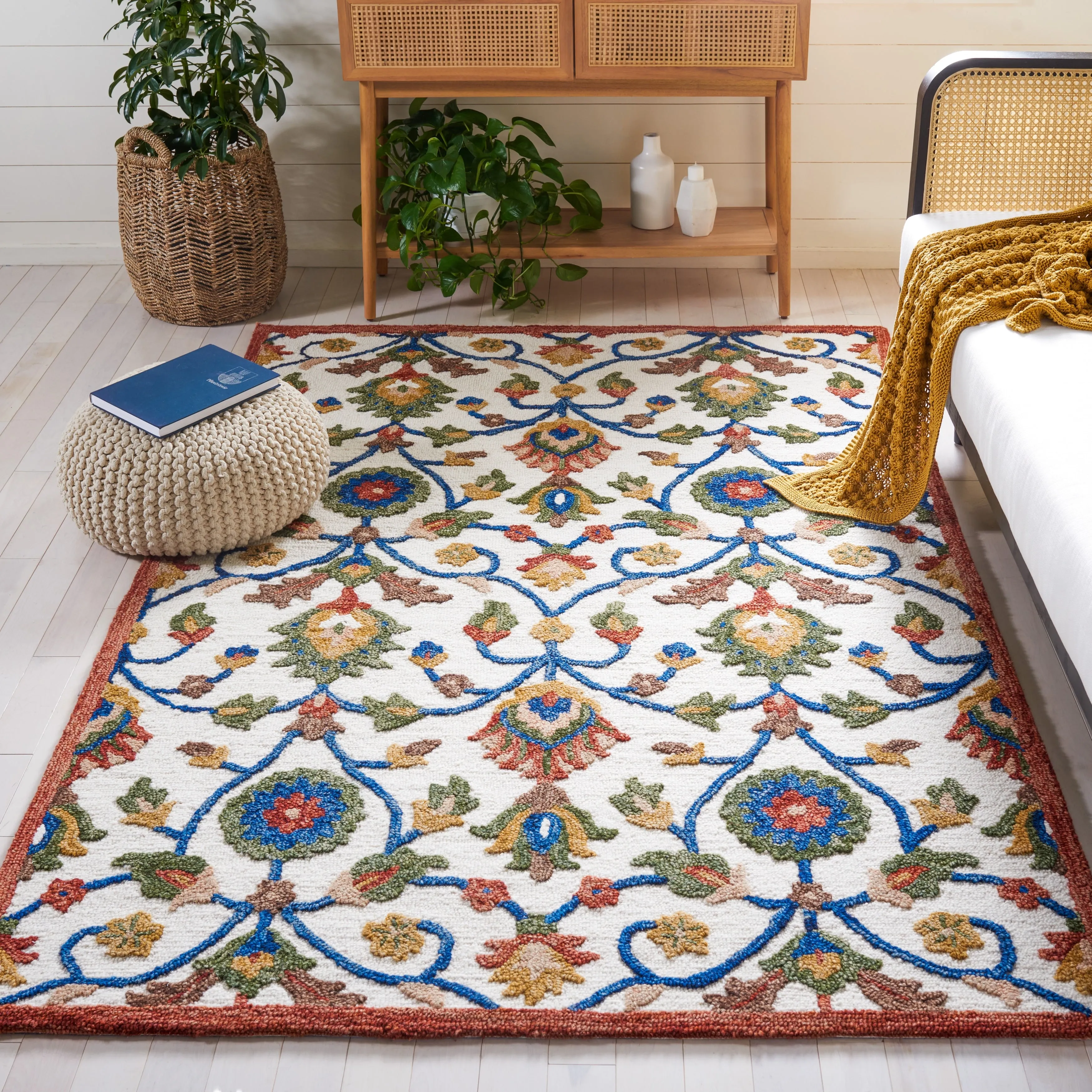 SAFAVIEH Handmade Blossom Violanta Floral Wool Rug