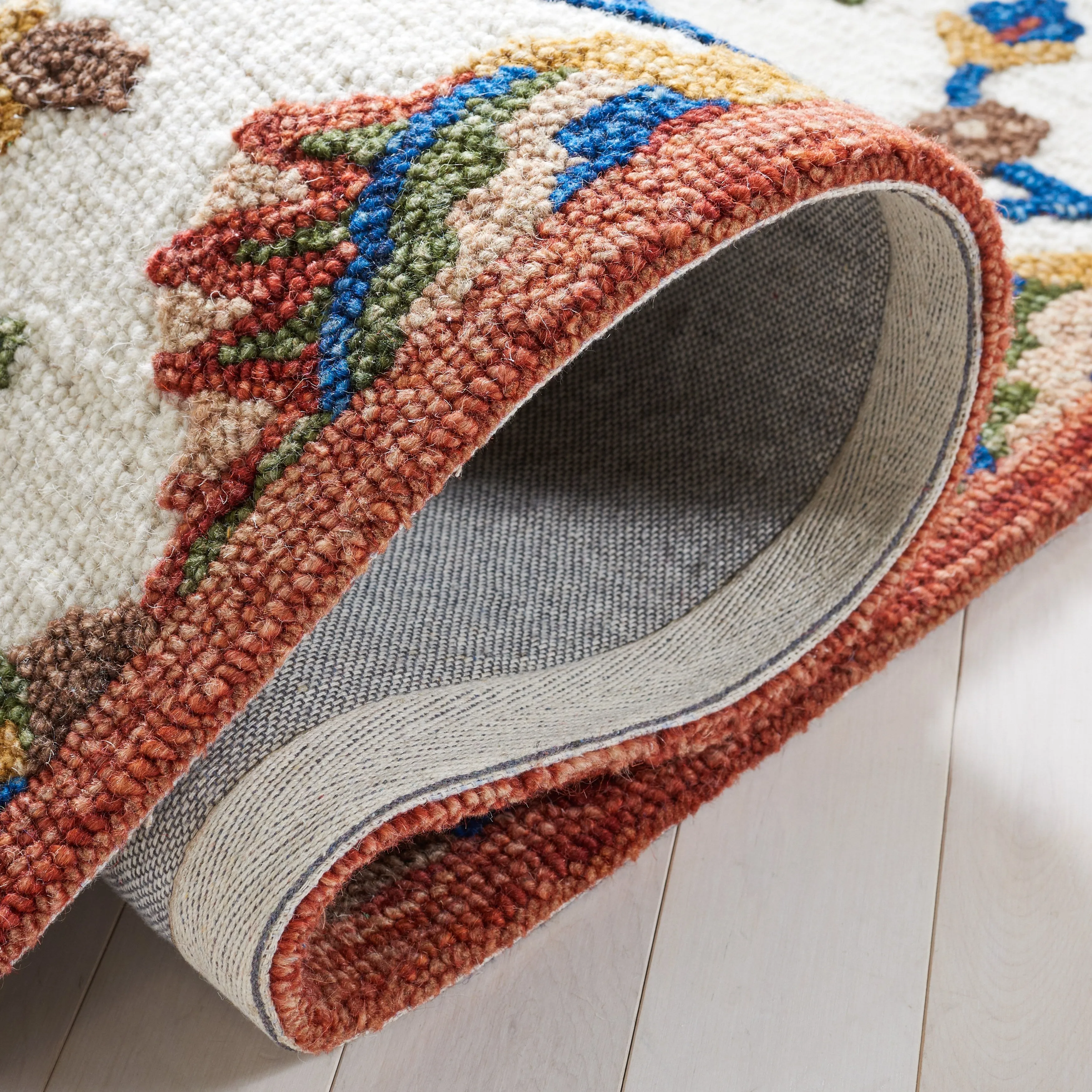 SAFAVIEH Handmade Blossom Violanta Floral Wool Rug