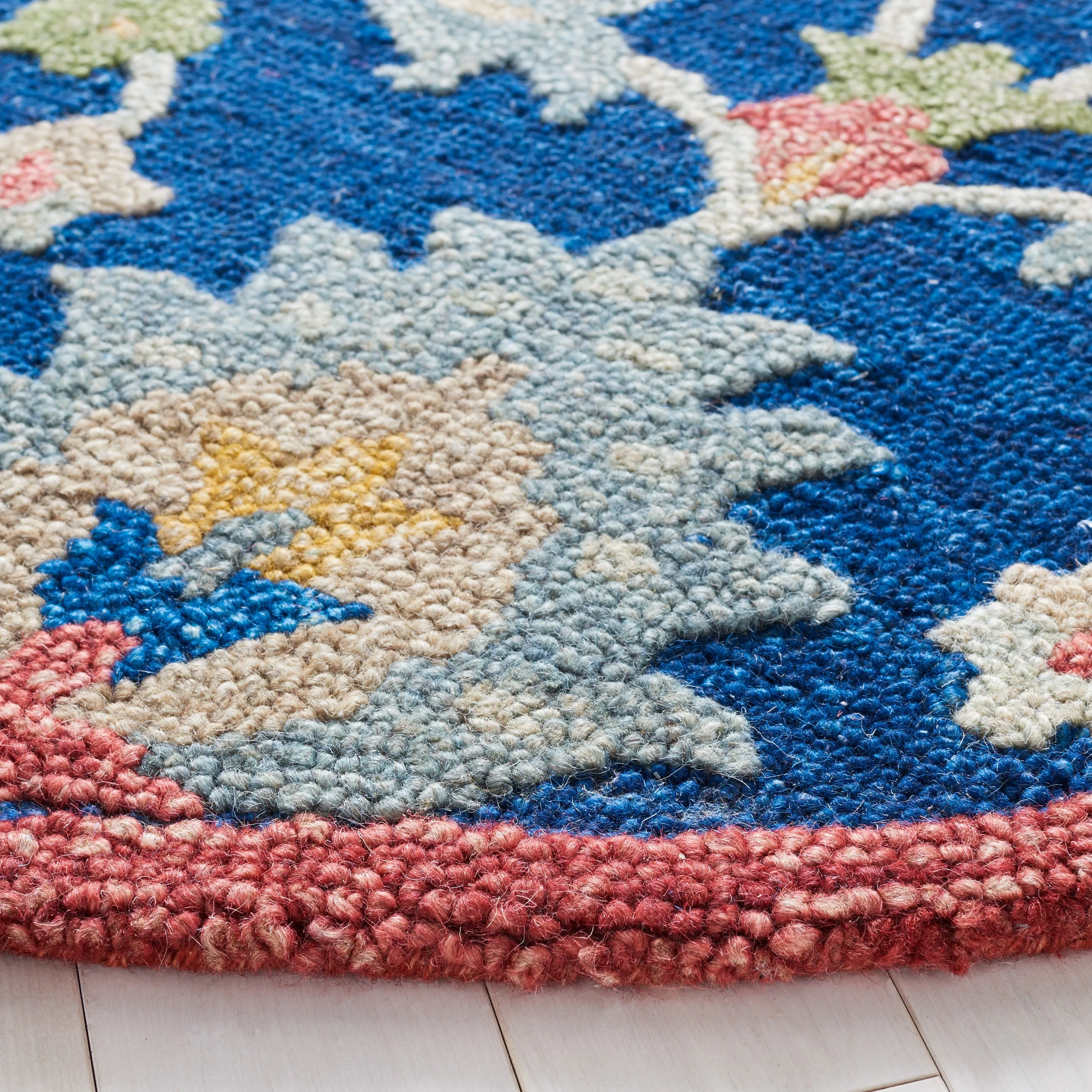 SAFAVIEH Handmade Blossom Violanta Floral Wool Rug