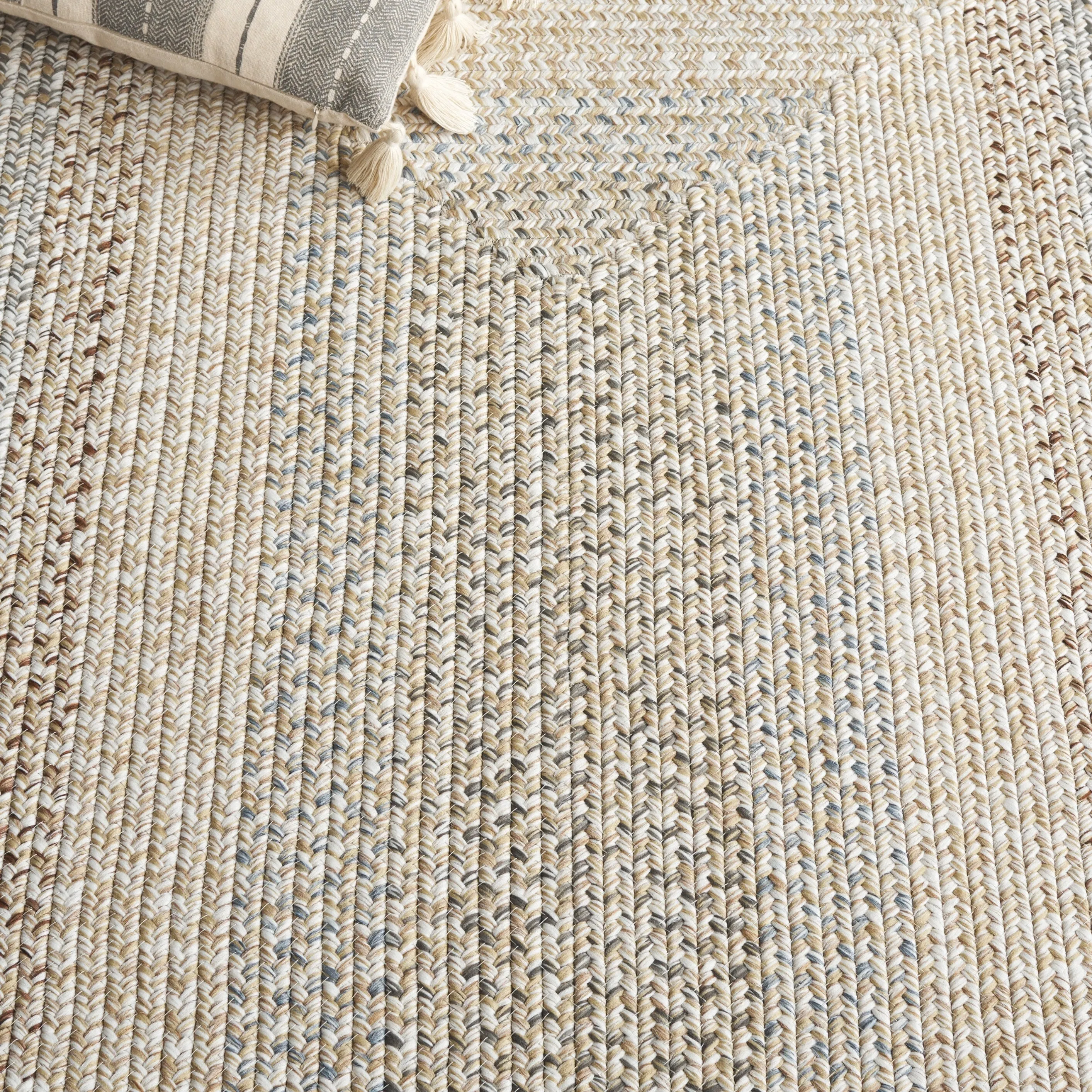SAFAVIEH Handmade Braided Hrodny Machine Washable Country Rug