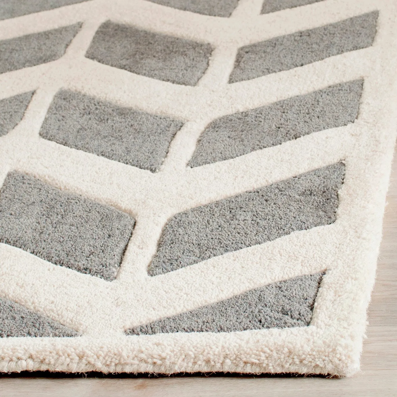 SAFAVIEH Handmade Chatham Aloyse Modern Wool Rug