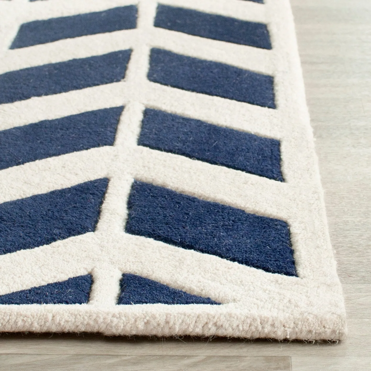 SAFAVIEH Handmade Chatham Aloyse Modern Wool Rug
