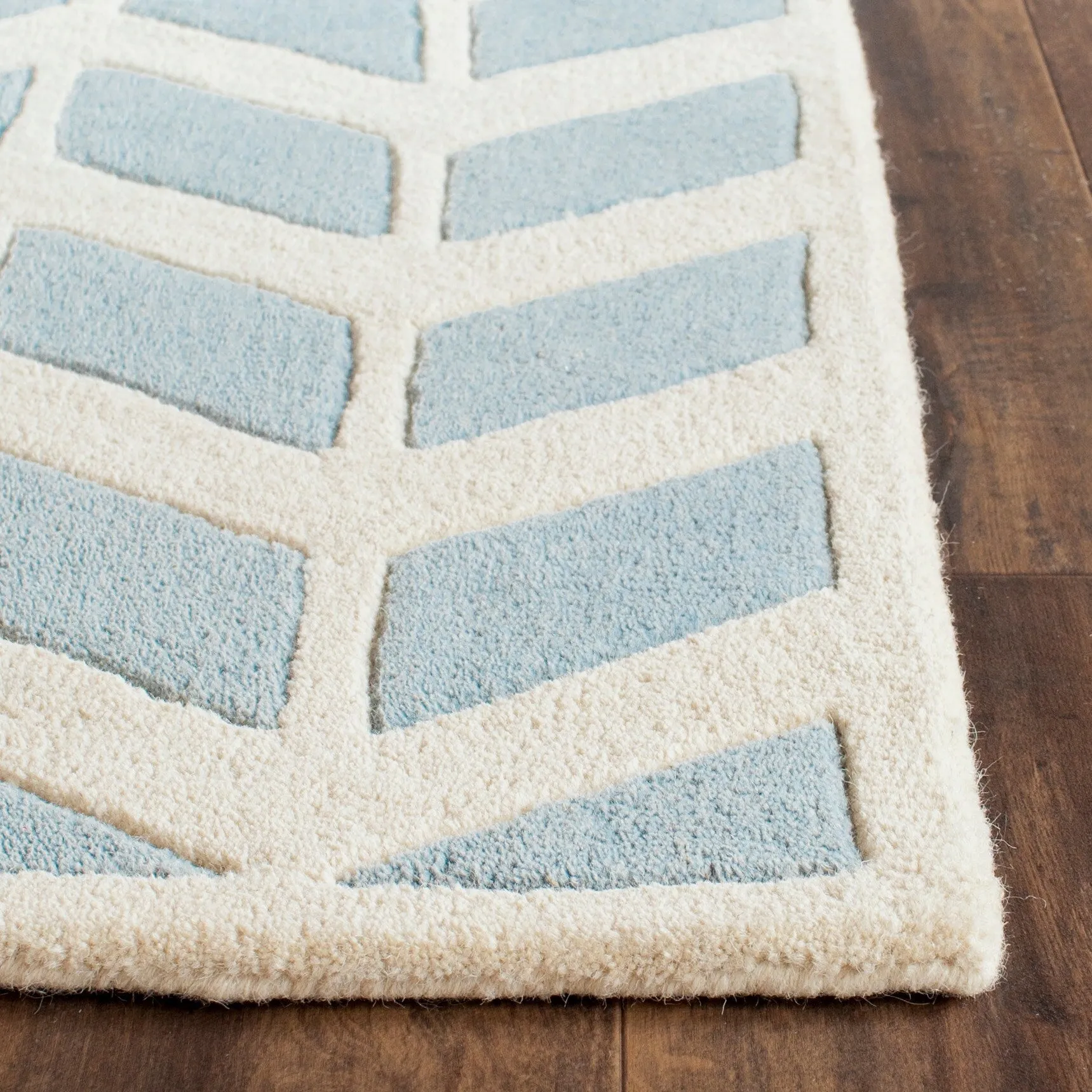 SAFAVIEH Handmade Chatham Aloyse Modern Wool Rug