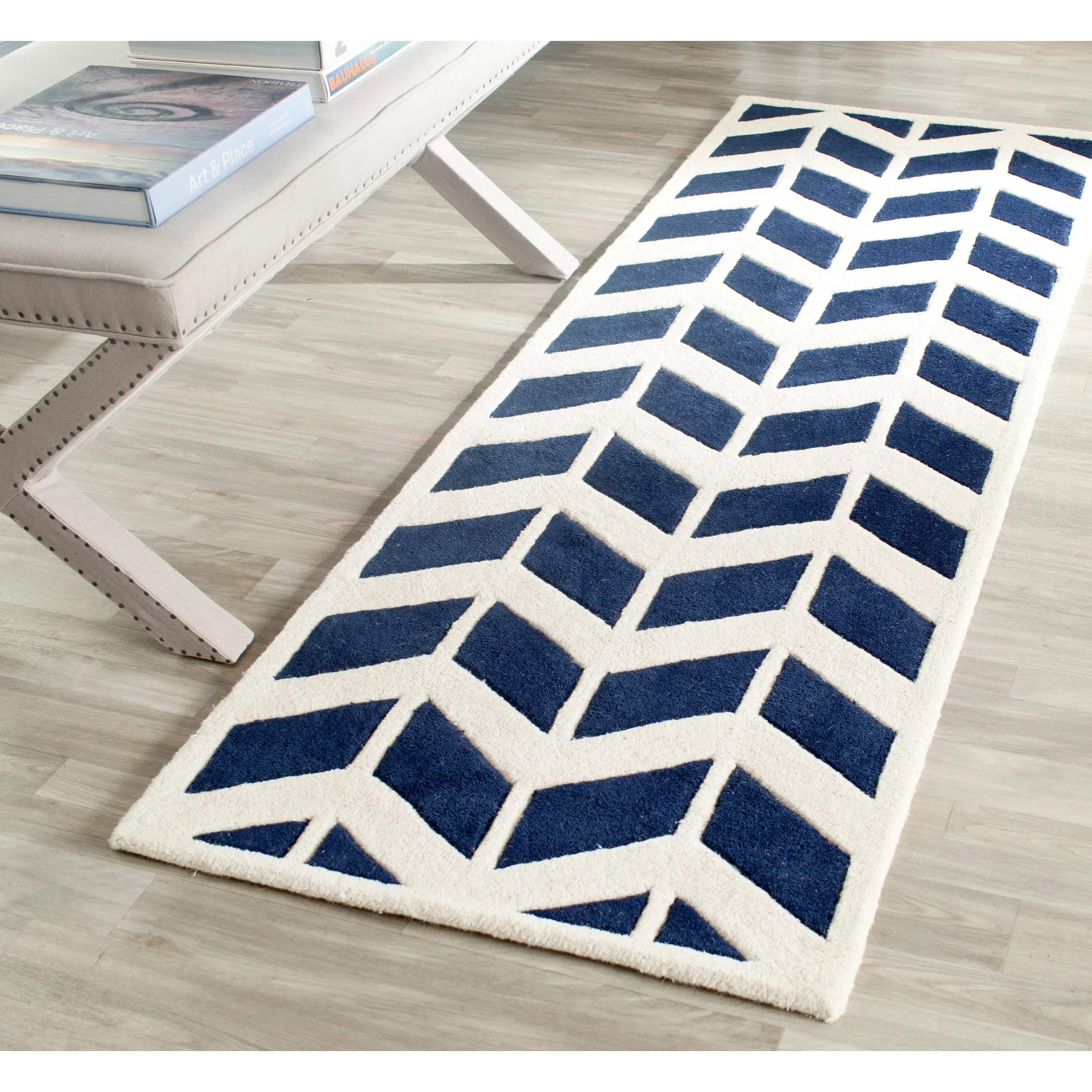 SAFAVIEH Handmade Chatham Aloyse Modern Wool Rug