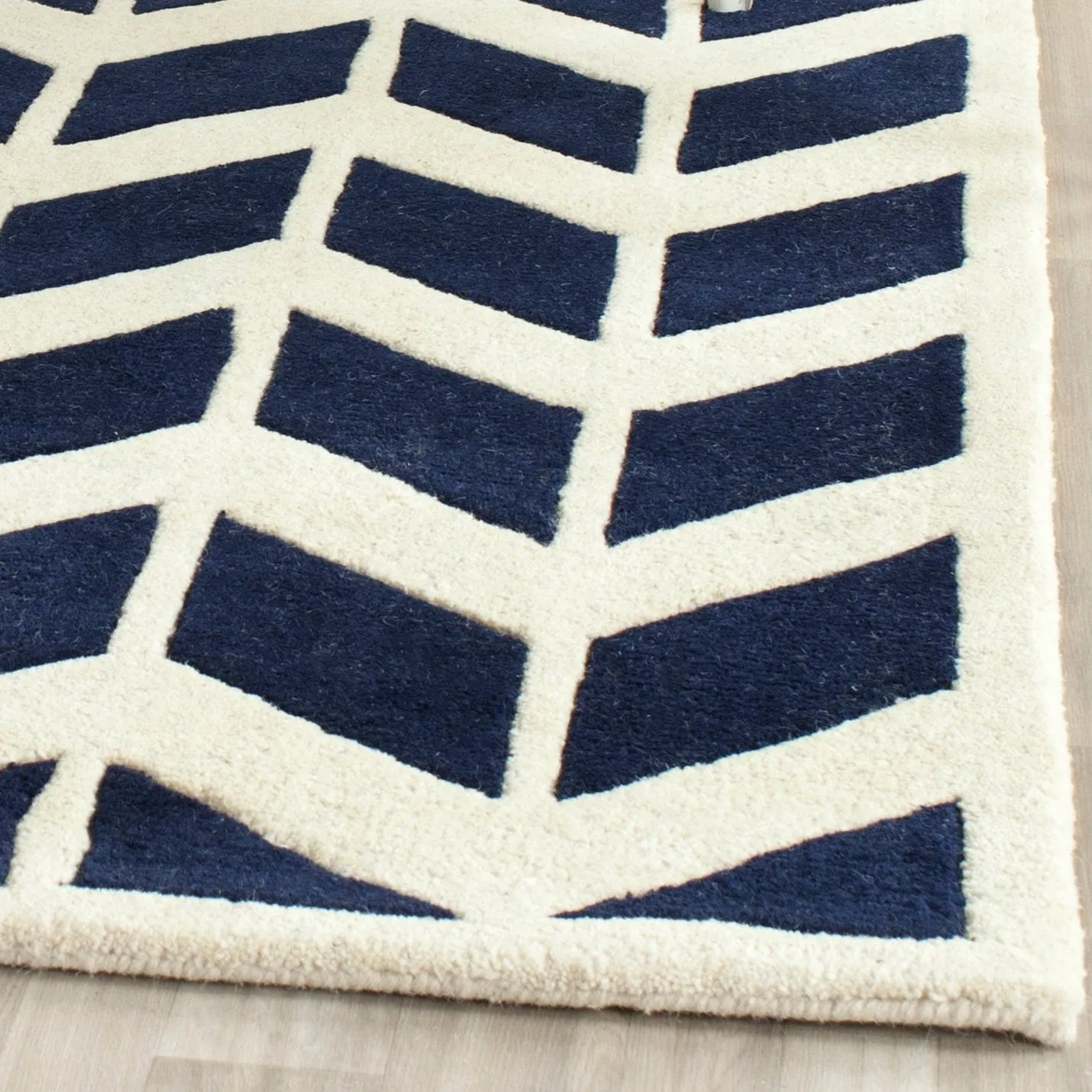 SAFAVIEH Handmade Chatham Aloyse Modern Wool Rug
