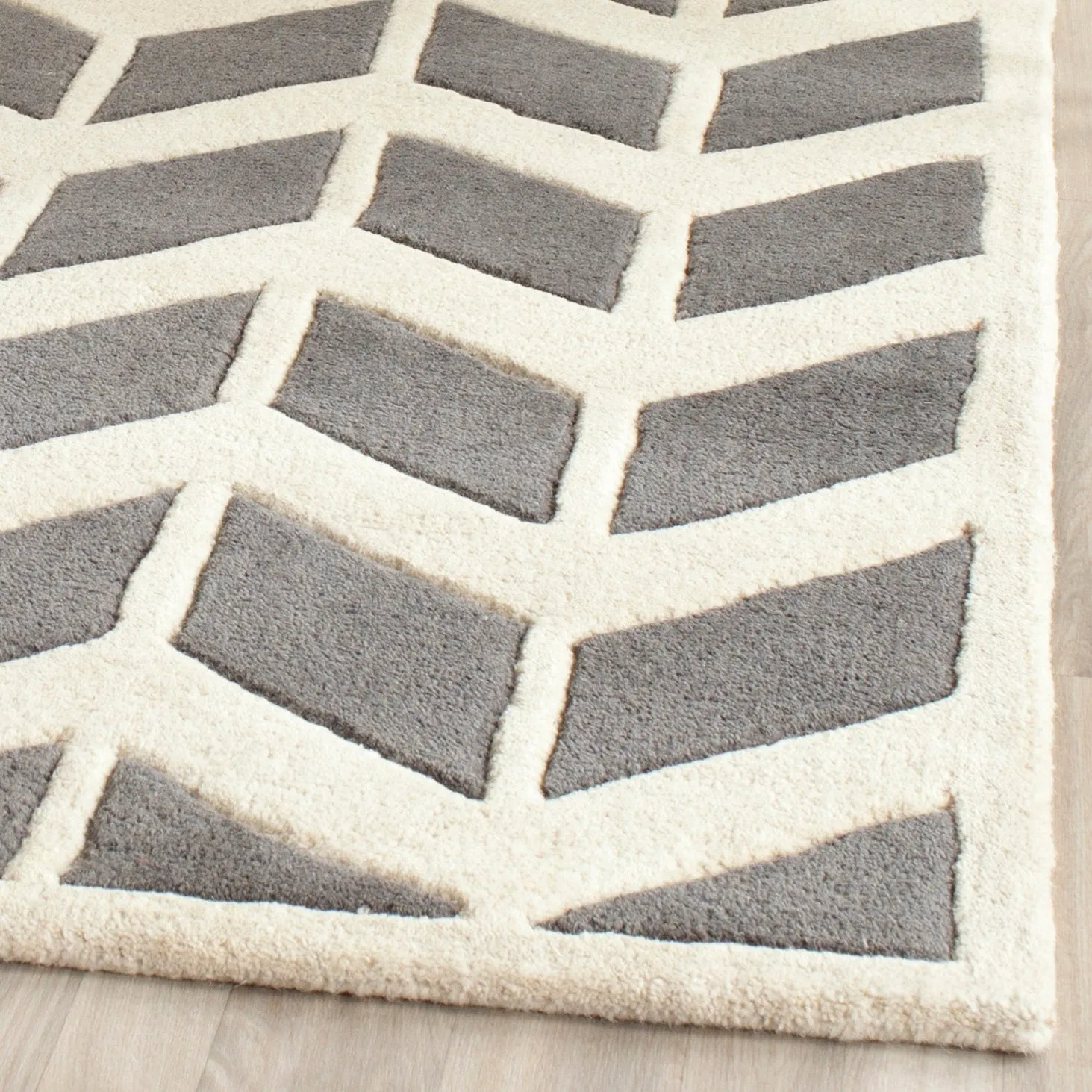 SAFAVIEH Handmade Chatham Aloyse Modern Wool Rug