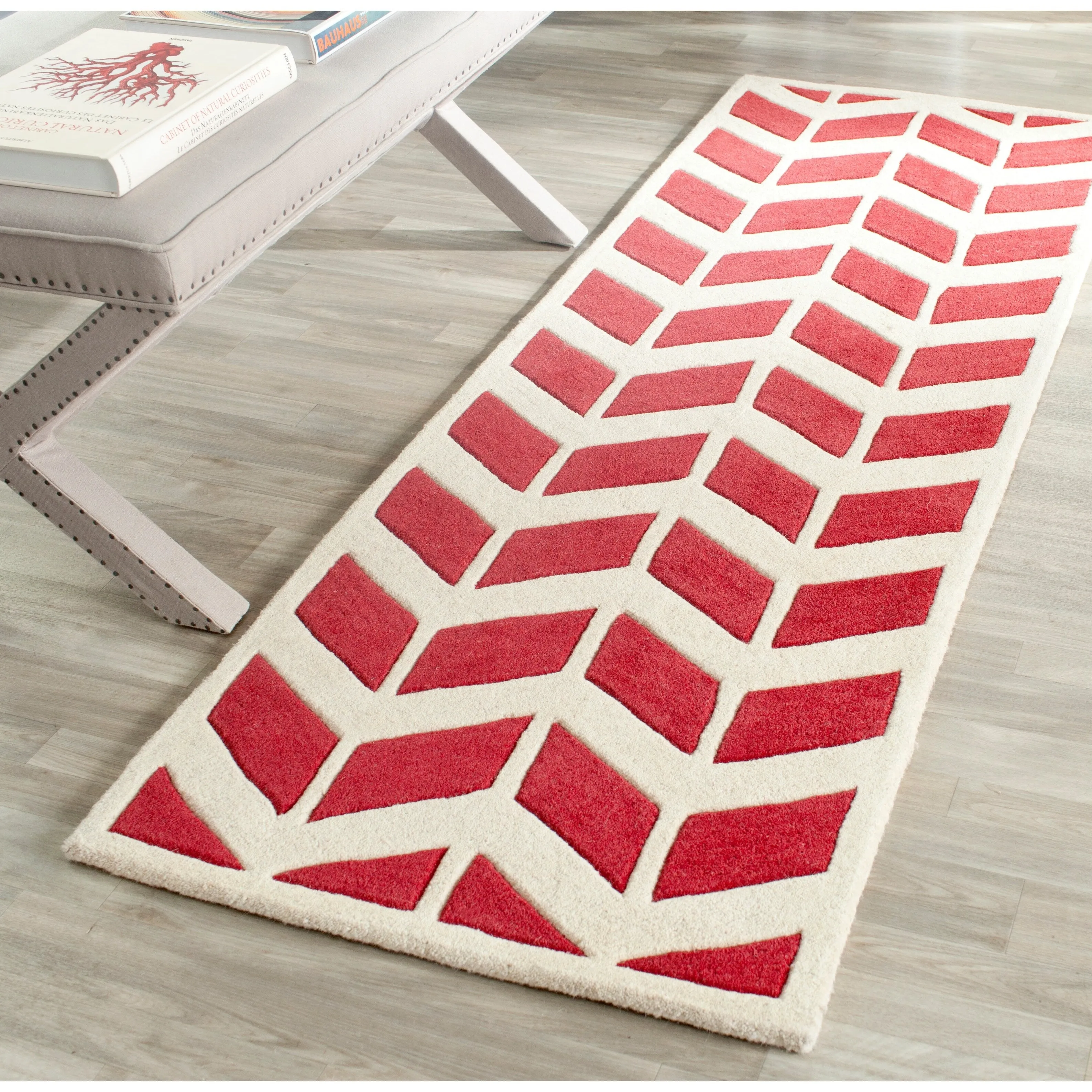 SAFAVIEH Handmade Chatham Aloyse Modern Wool Rug