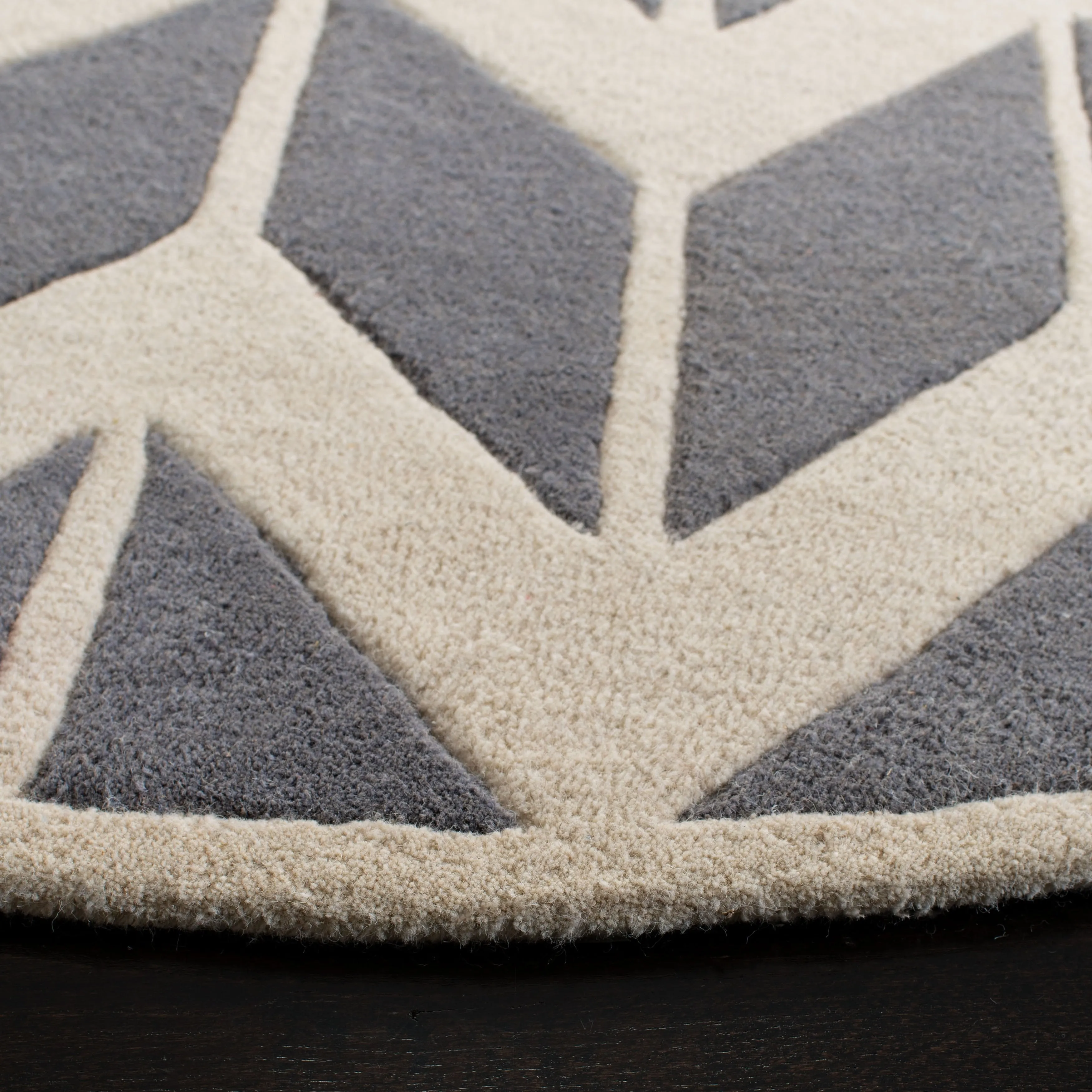 SAFAVIEH Handmade Chatham Aloyse Modern Wool Rug