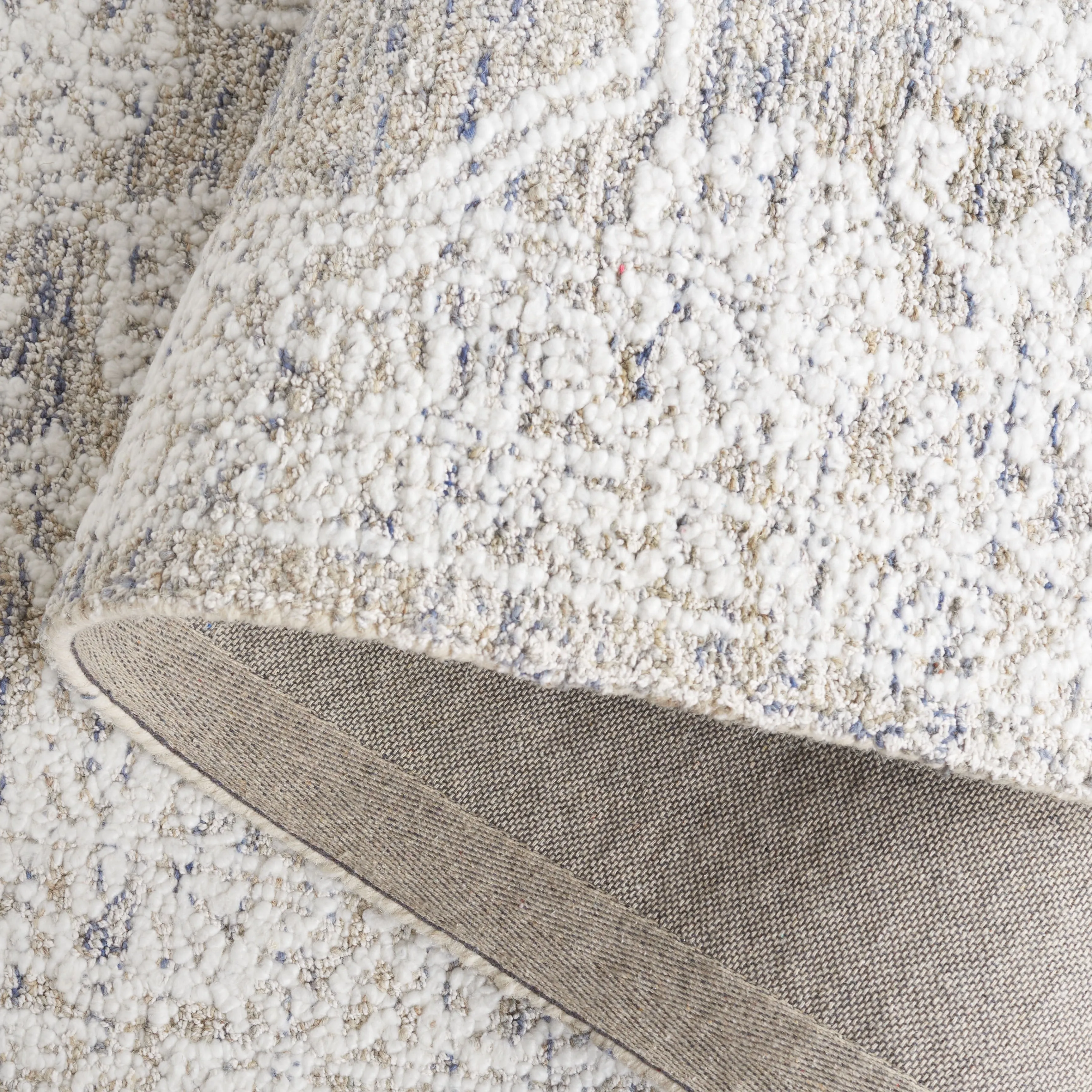 SAFAVIEH Handmade Ebony Agota Modern Wool Rug