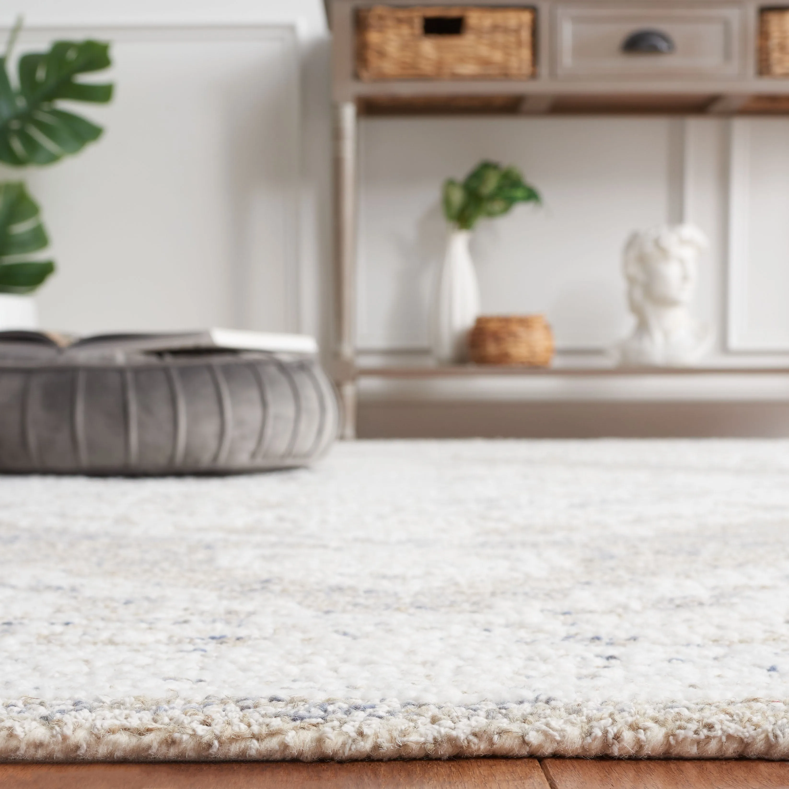 SAFAVIEH Handmade Ebony Agota Modern Wool Rug