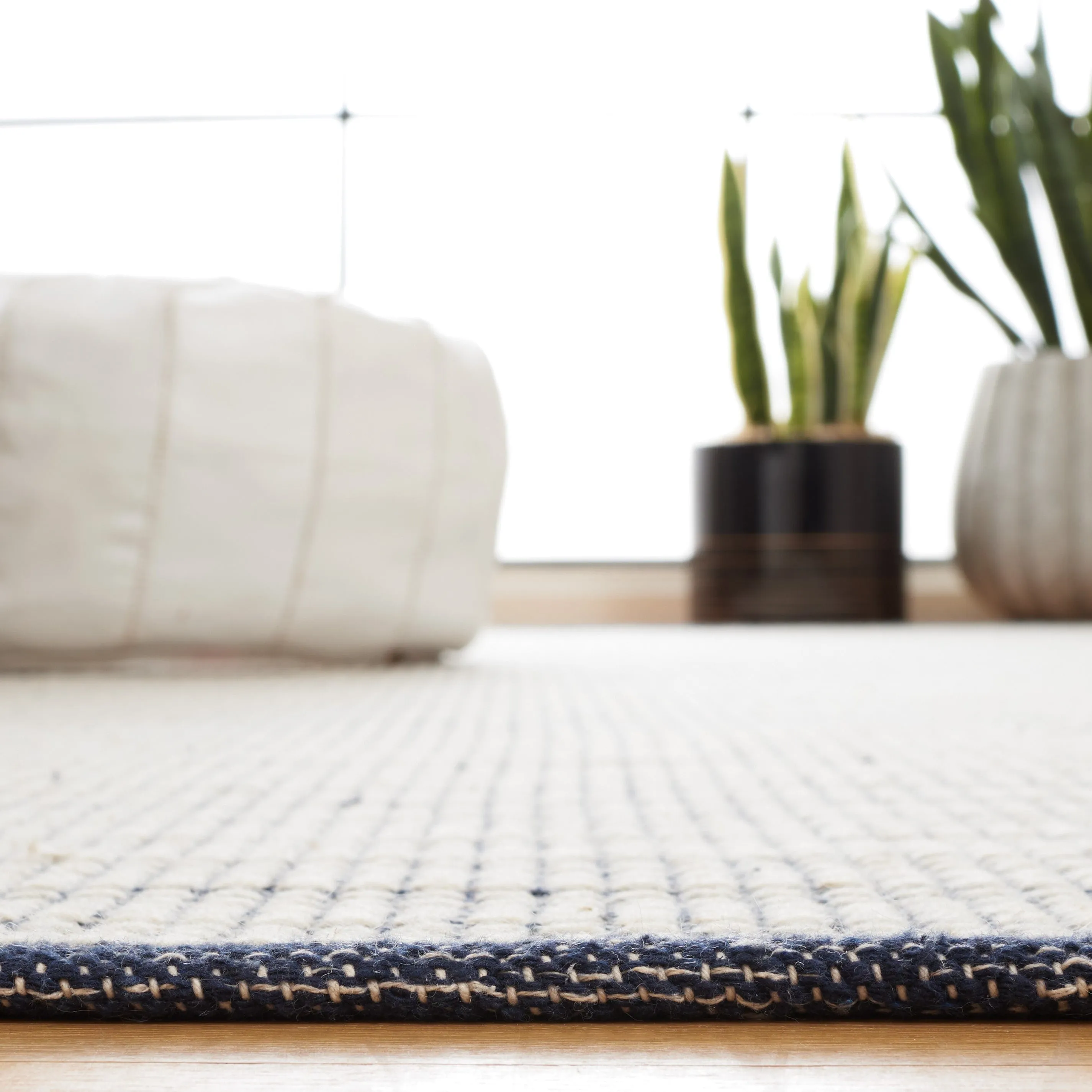 SAFAVIEH Handmade Ebony Cheol Modern Wool Rug