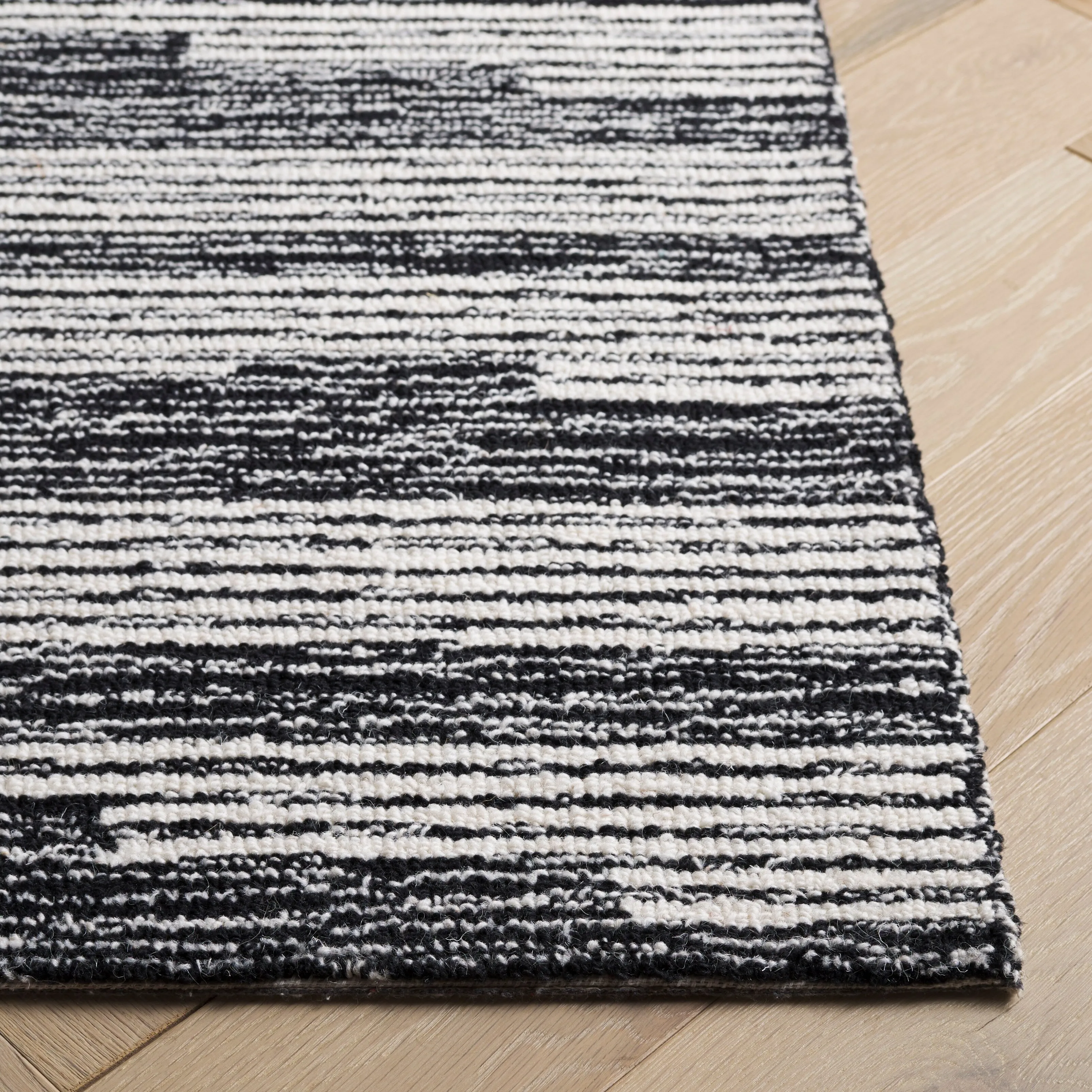 SAFAVIEH Handmade Ebony Mahnaz Modern Striped Wool Rug