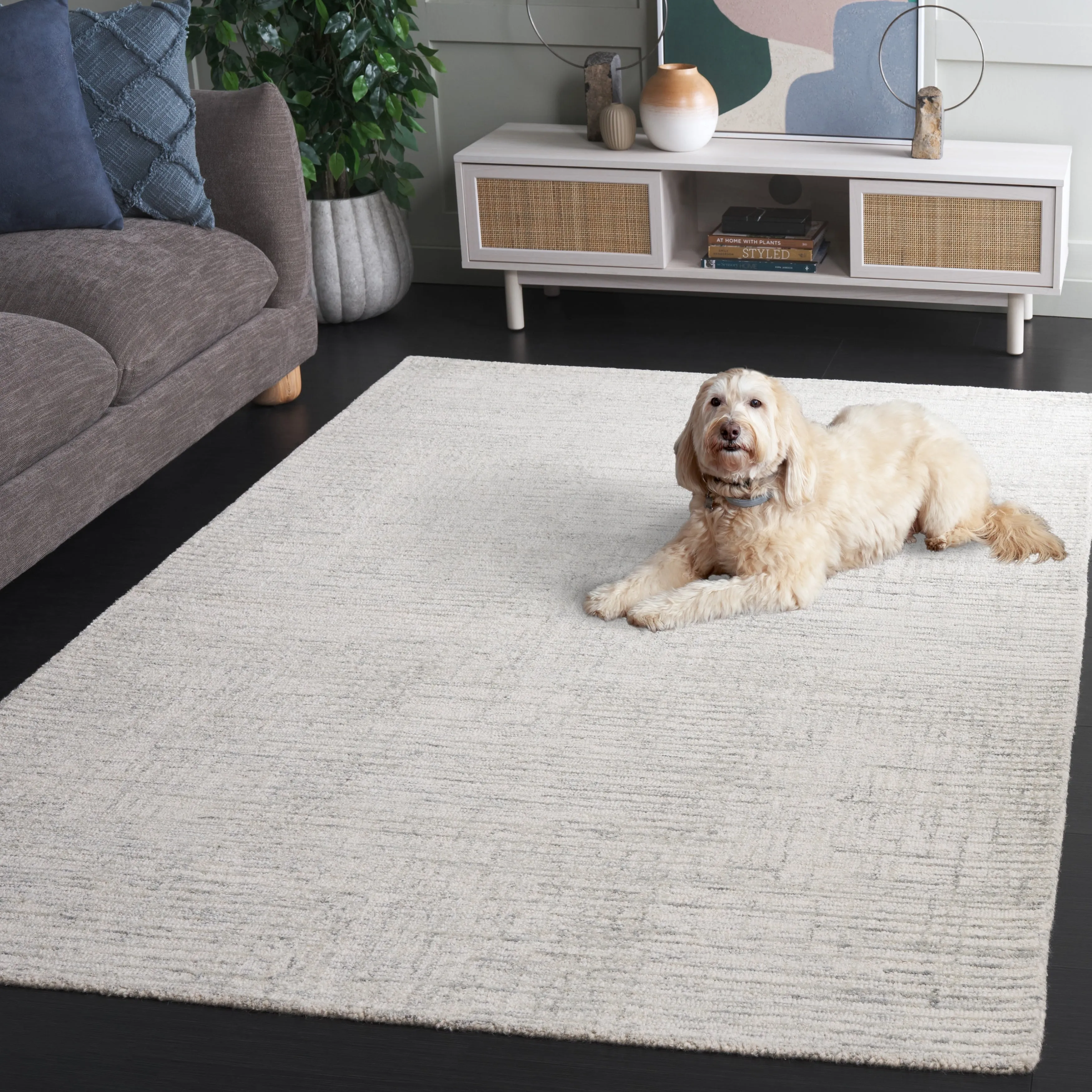 SAFAVIEH Handmade Ebony Tahmeena Wool Rug