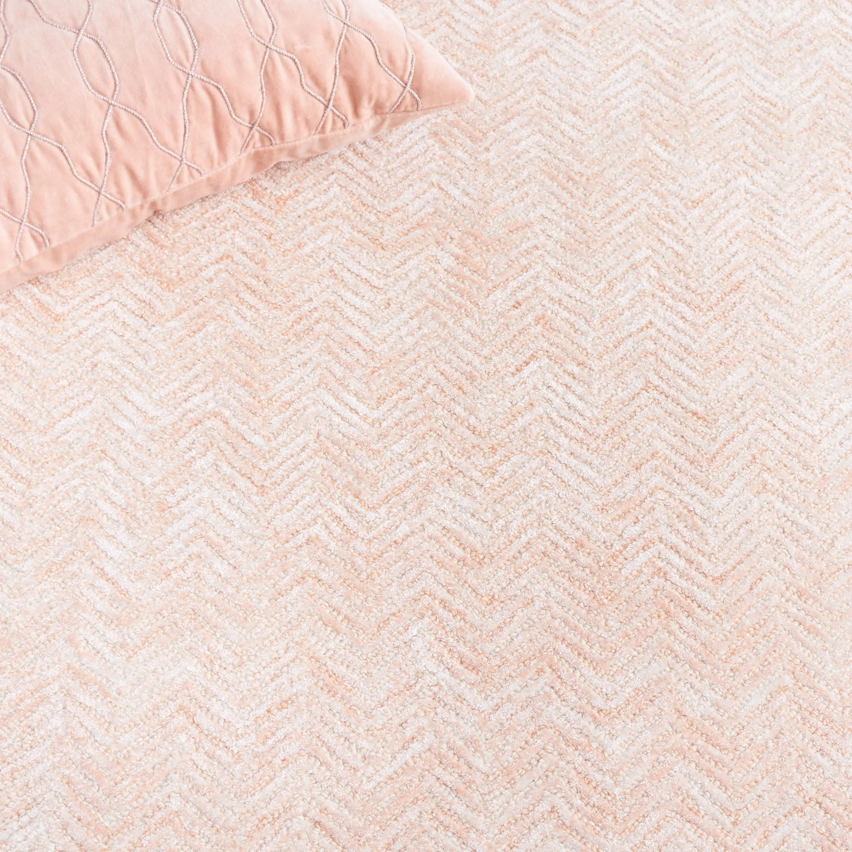 SAFAVIEH Handmade Glamour Ostilia Chevron Viscose Rug