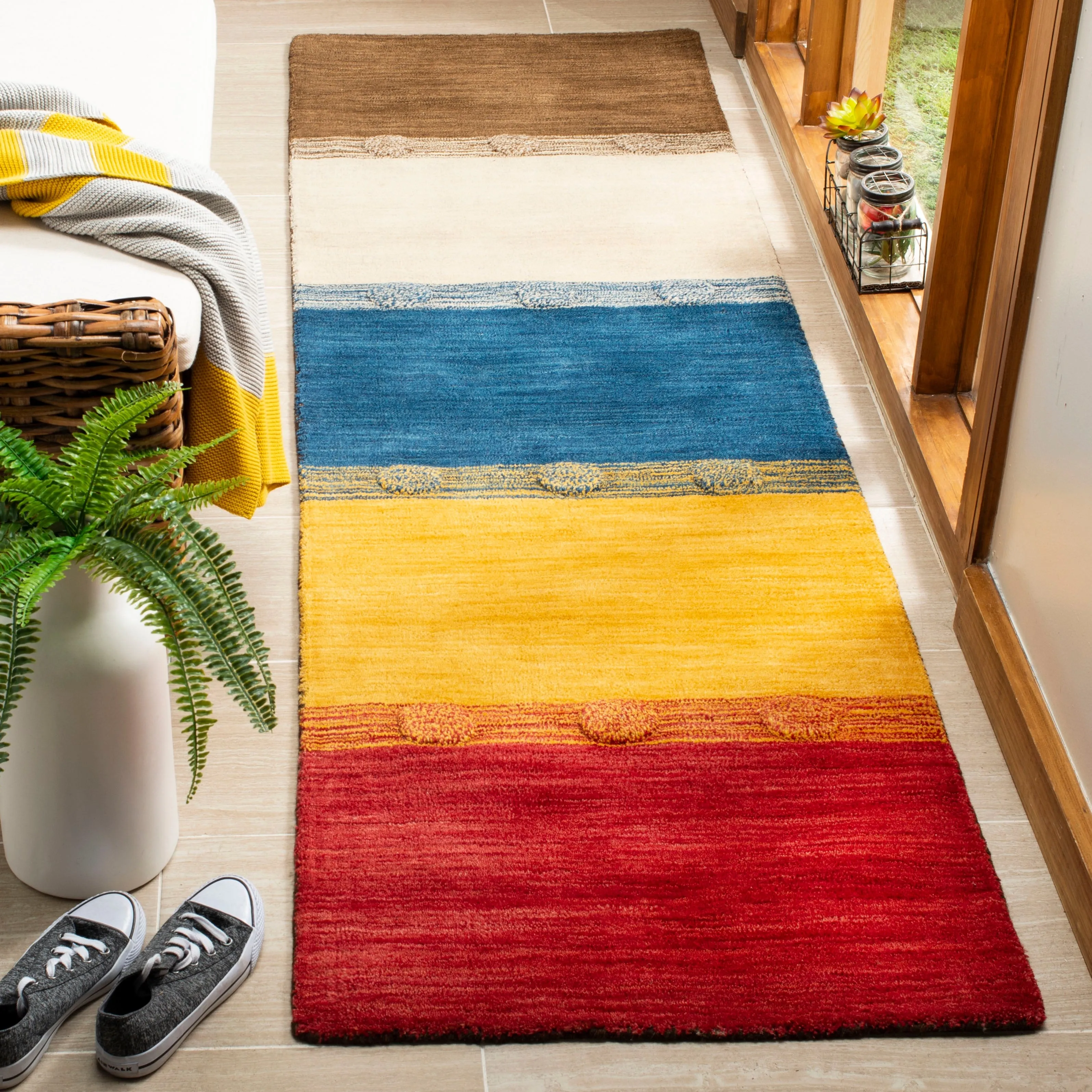 SAFAVIEH Handmade Himalaya Poppy Field Modern Wool Rug