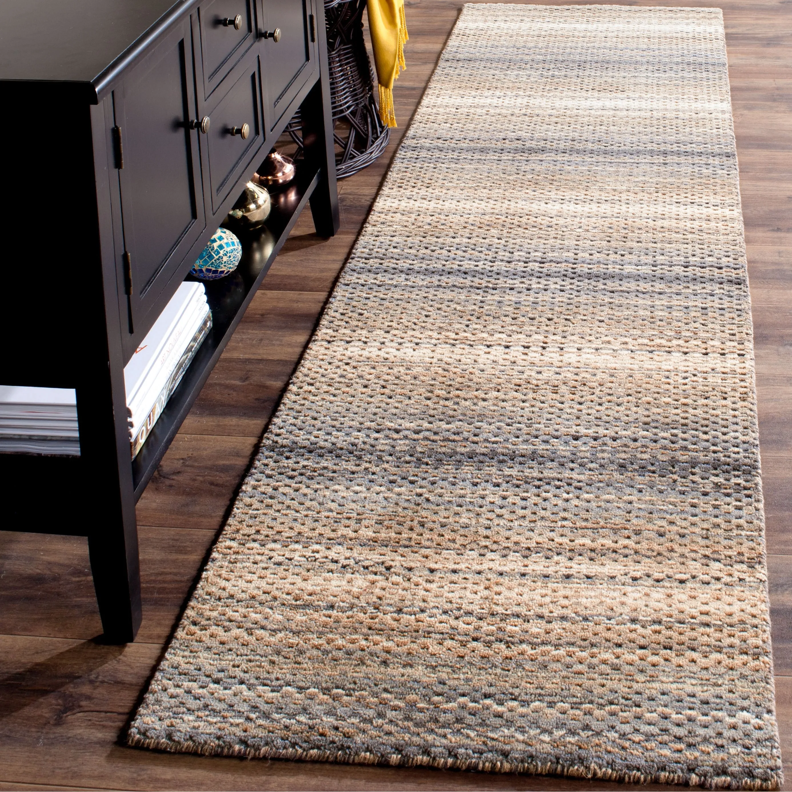 SAFAVIEH Handmade Himalaya Slavomila Modern Wool Rug