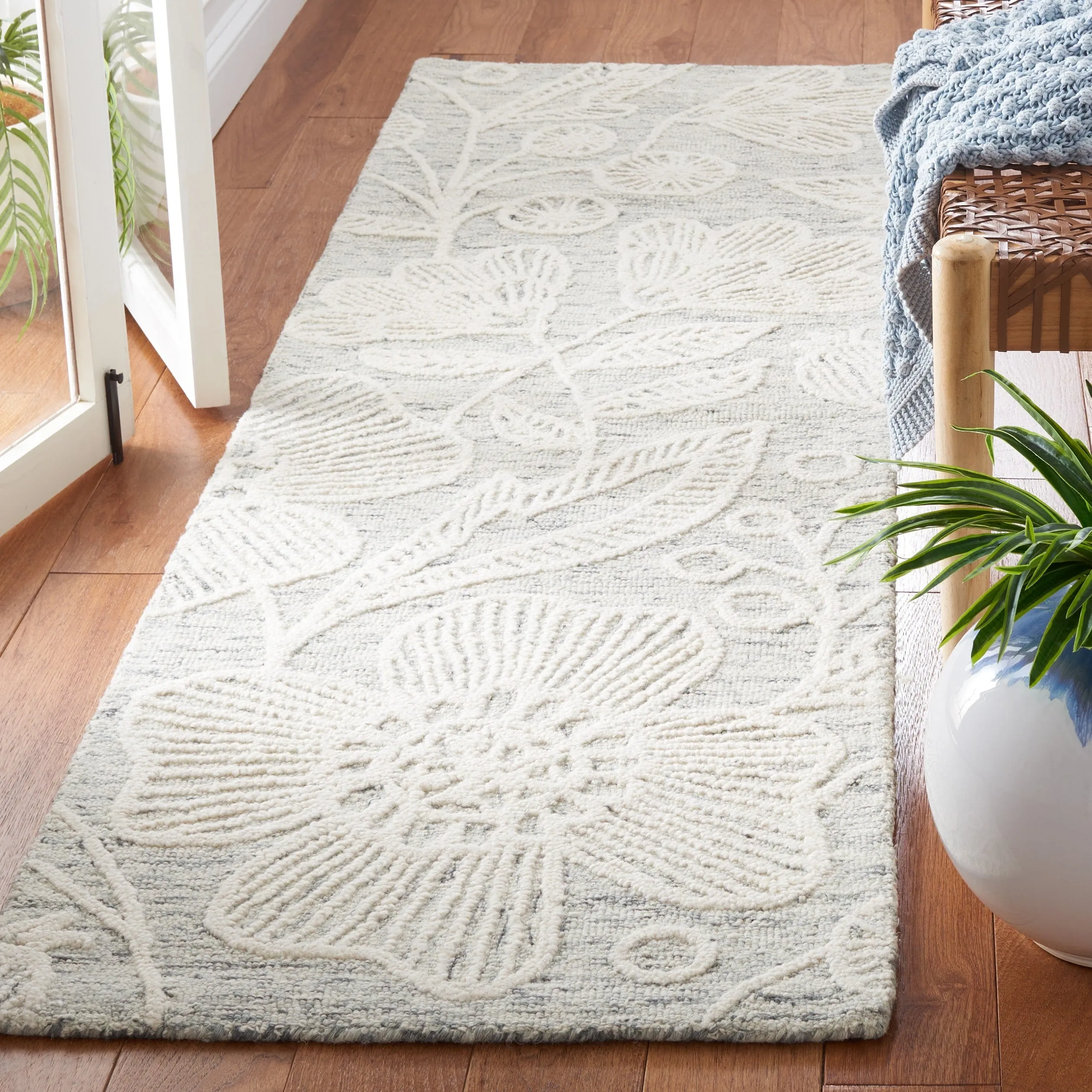SAFAVIEH Handmade Jardin Kathe Floral Wool Rug