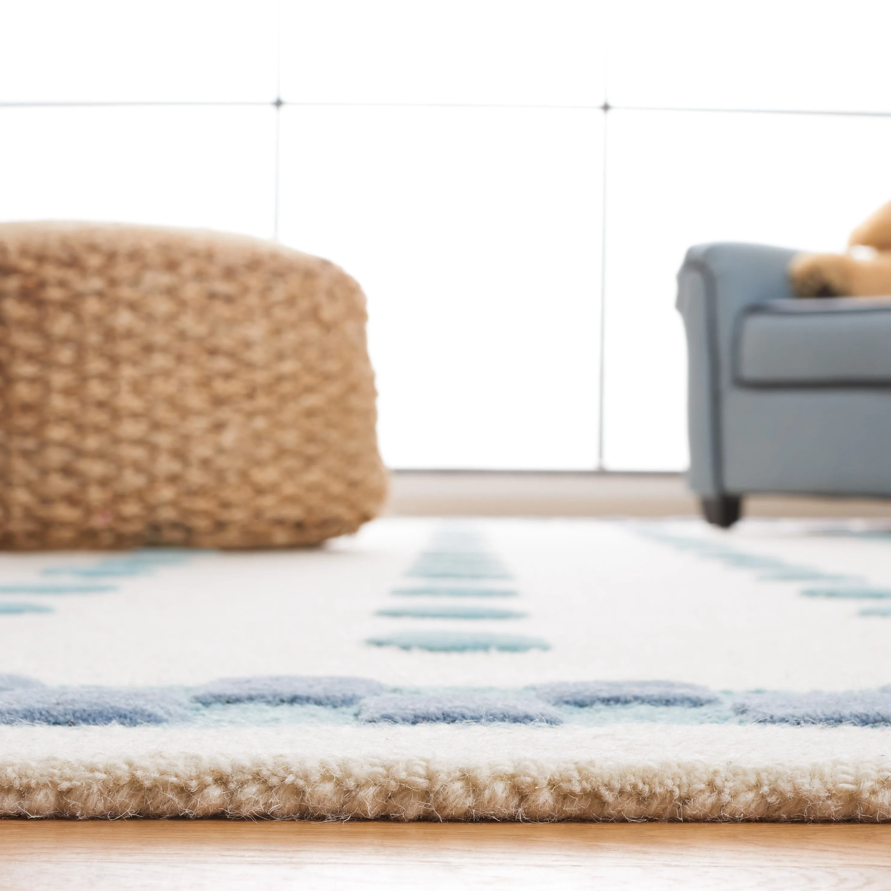 SAFAVIEH Handmade Kids Kinsey Dots Wool Rug