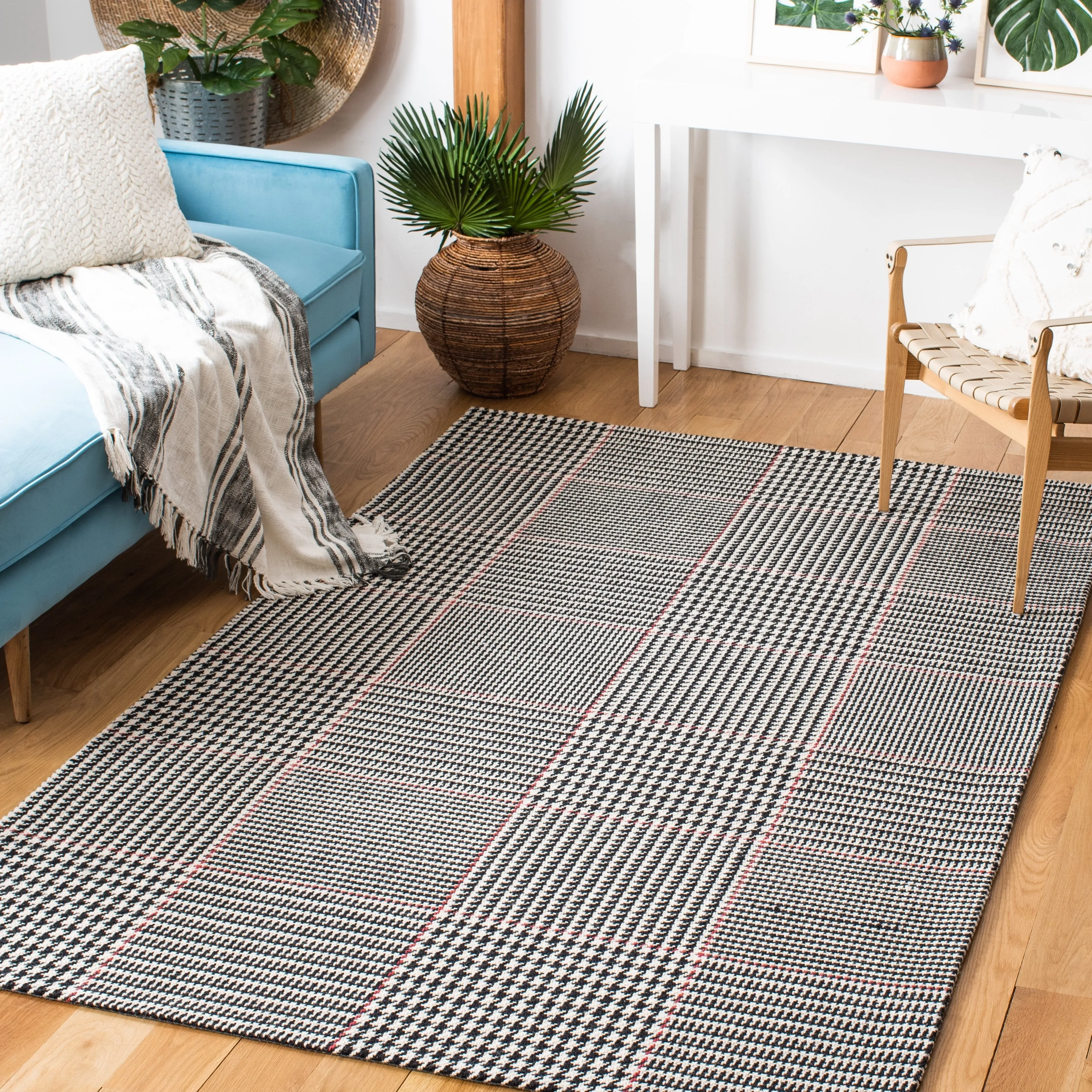 SAFAVIEH Handmade Marbella Alevtina Wool Rug