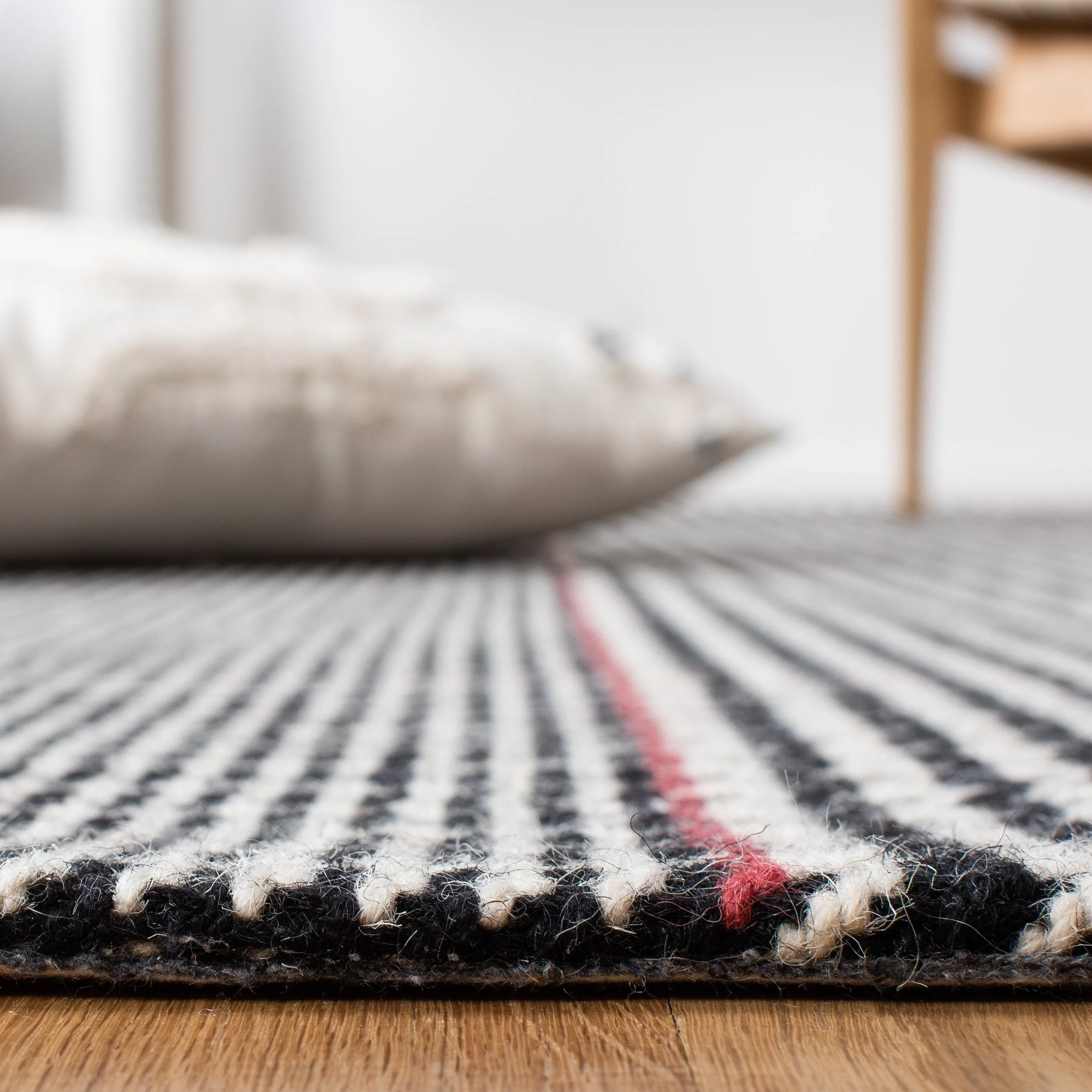 SAFAVIEH Handmade Marbella Alevtina Wool Rug