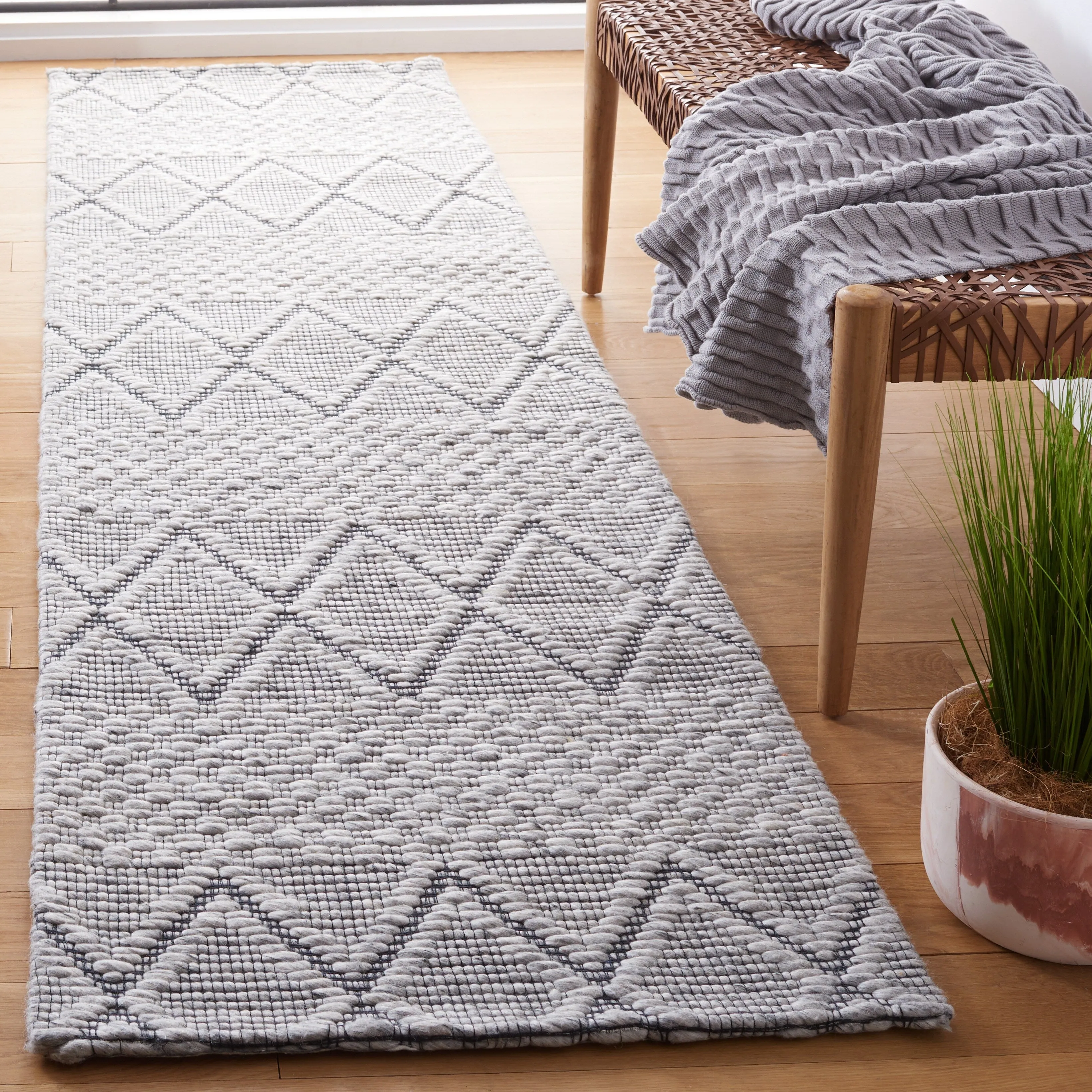 SAFAVIEH Handmade Marbella Blair Wool Rug