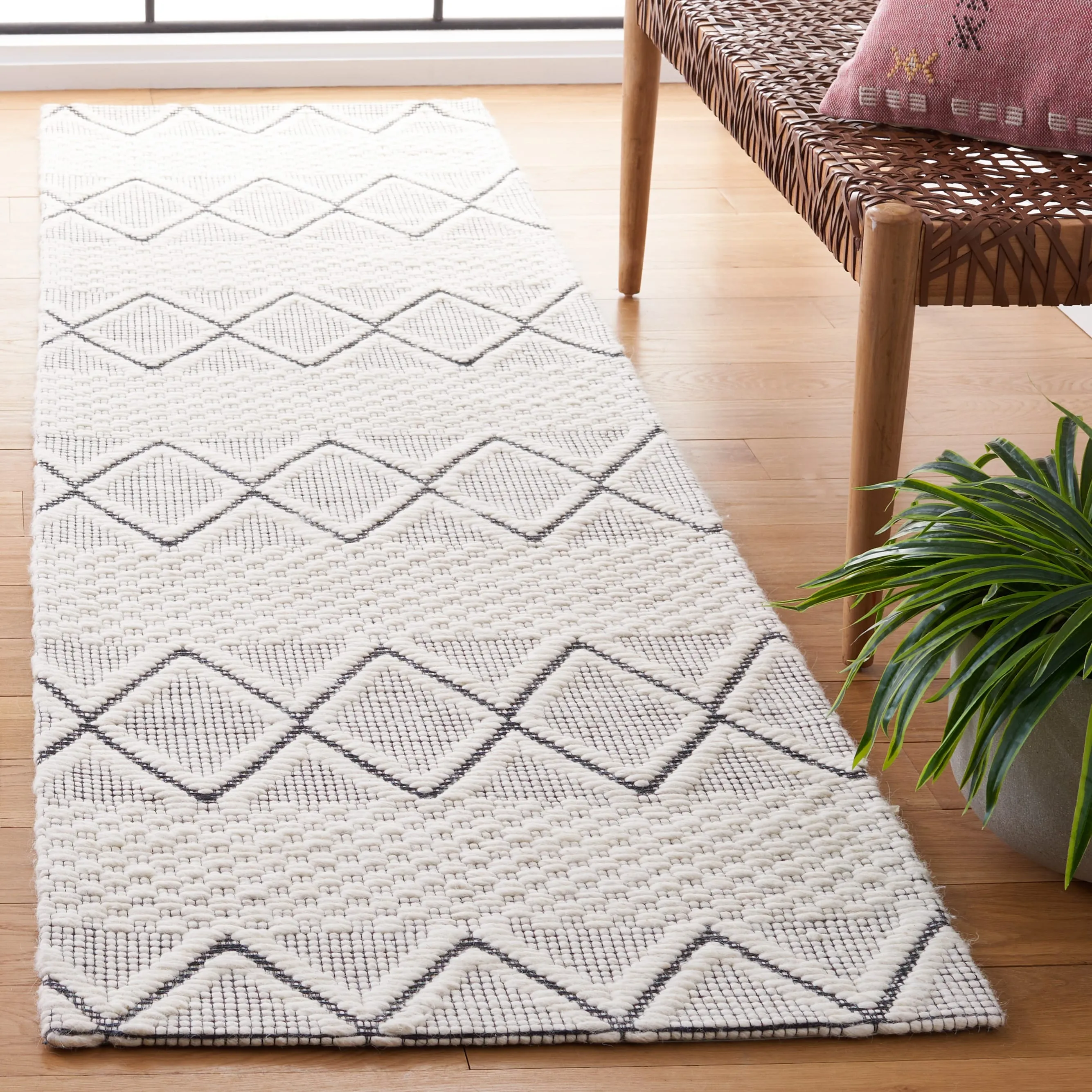 SAFAVIEH Handmade Marbella Blair Wool Rug