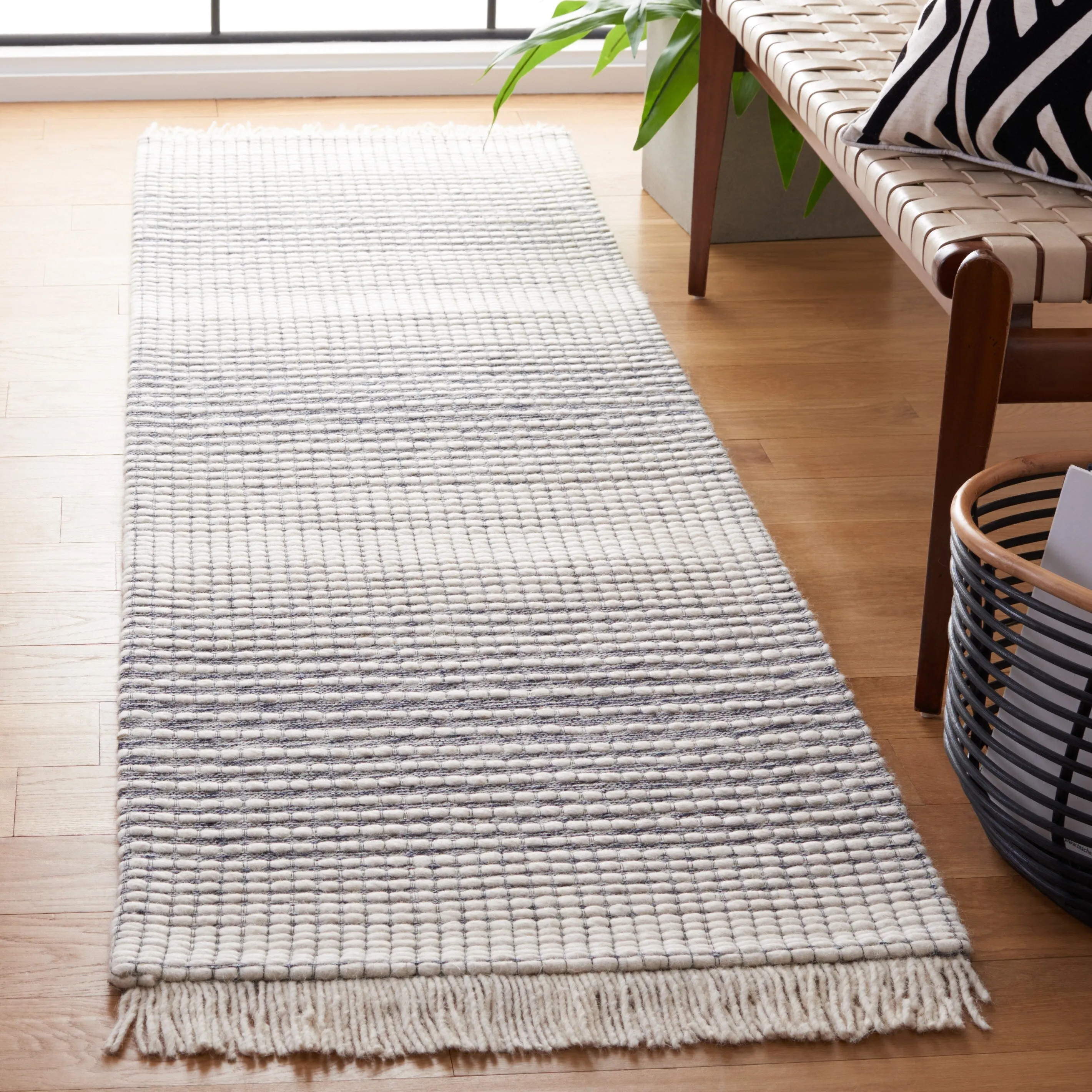 SAFAVIEH Handmade Marbella Letizia Fringe Wool Rug