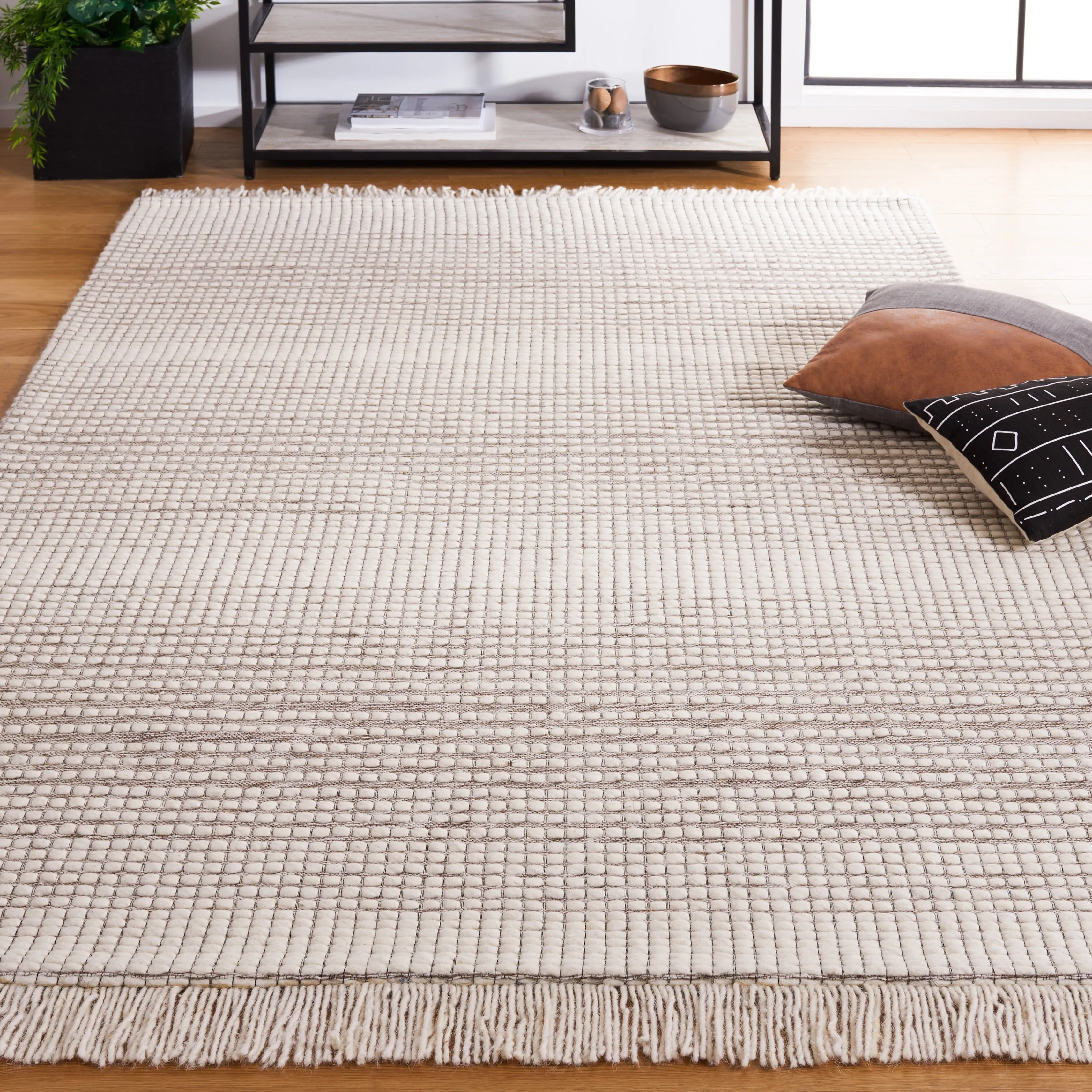 SAFAVIEH Handmade Marbella Letizia Fringe Wool Rug