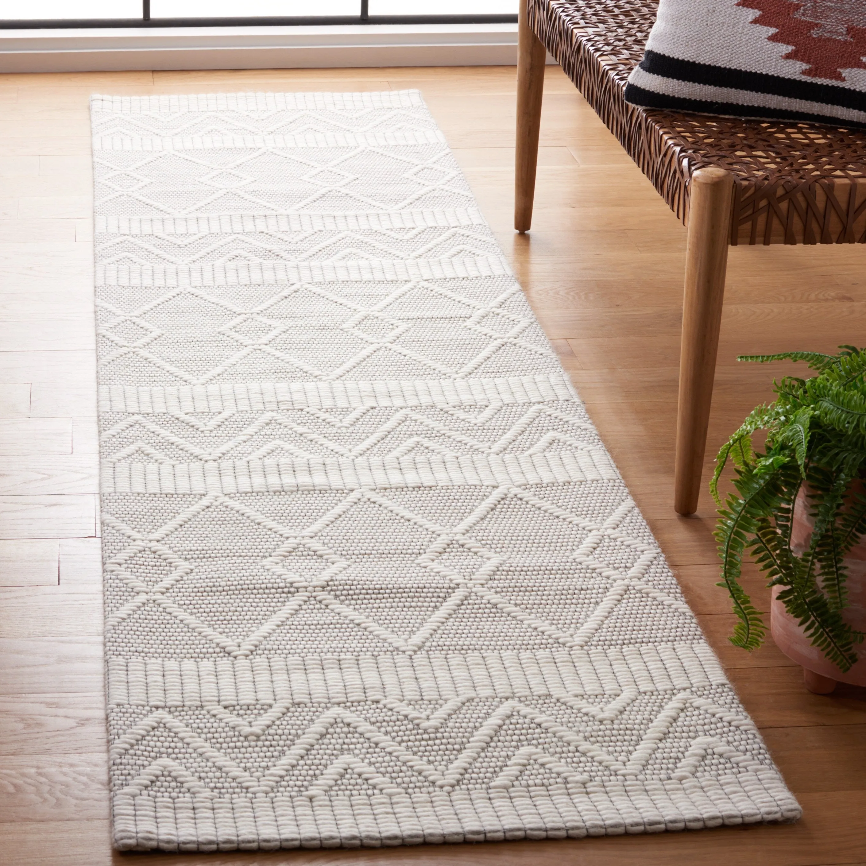 SAFAVIEH Handmade Marbella Nutan Boho Wool Rug
