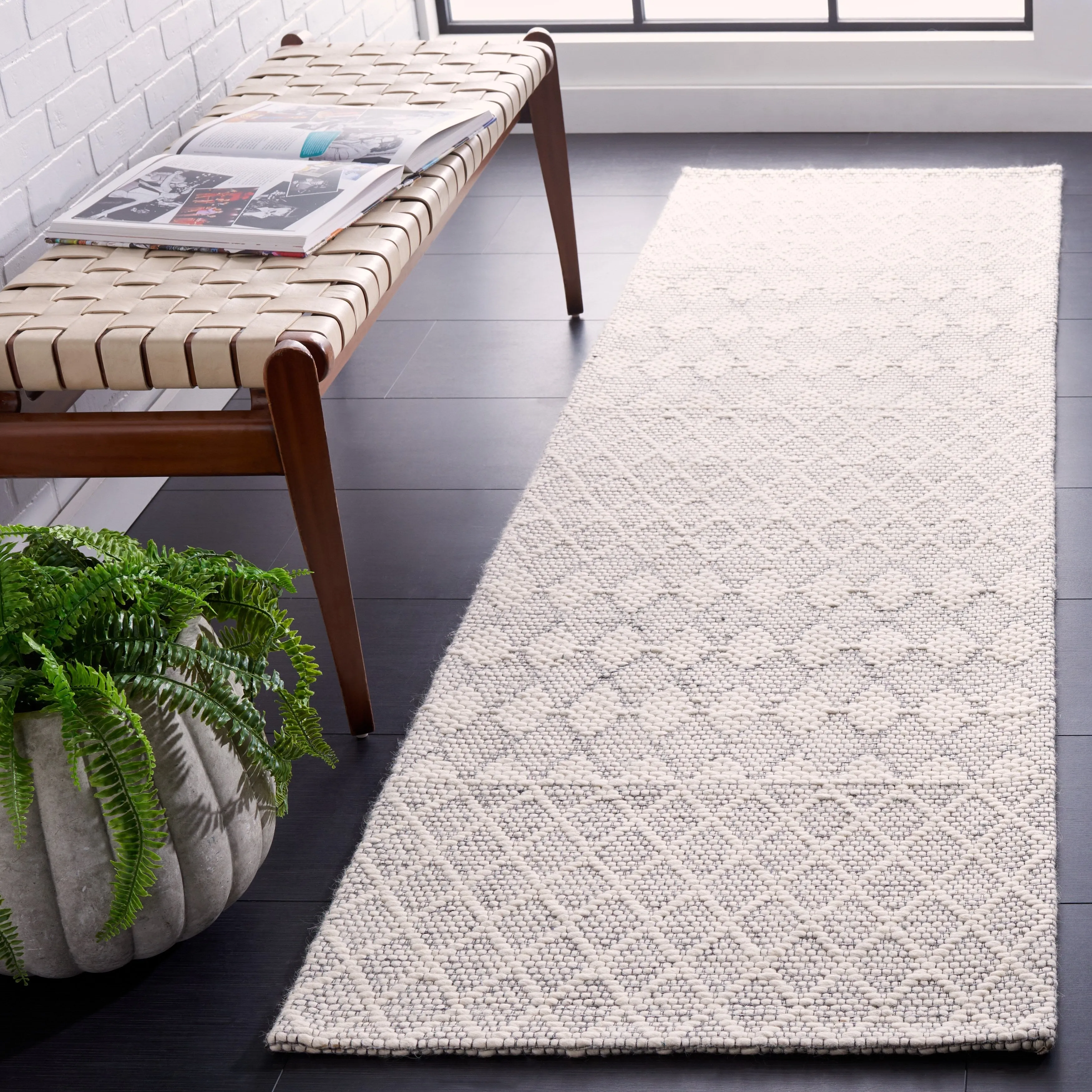 SAFAVIEH Handmade Marbella Runhild Modern Wool Rug