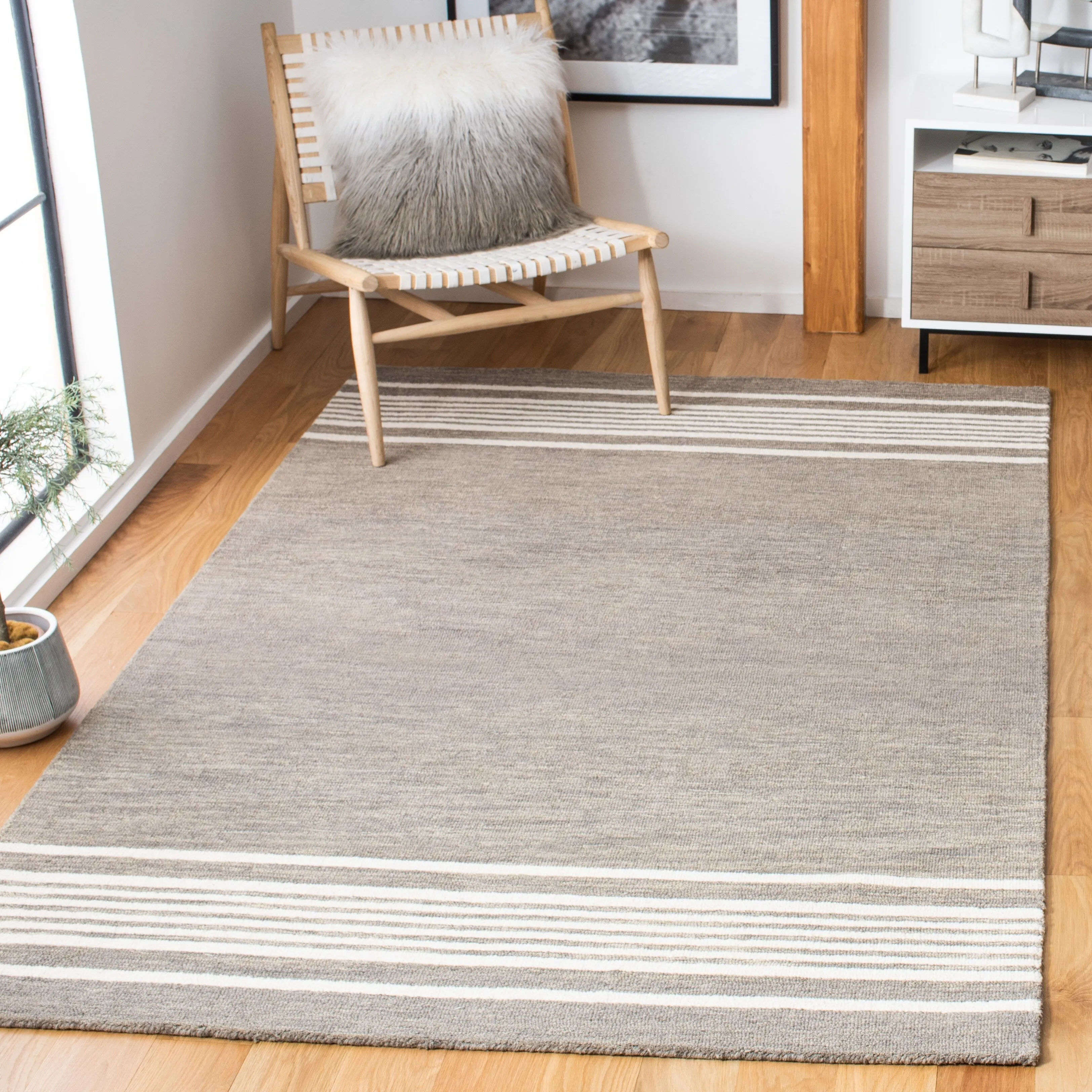 SAFAVIEH Handmade Metro Baudilia Stripe Wool Rug
