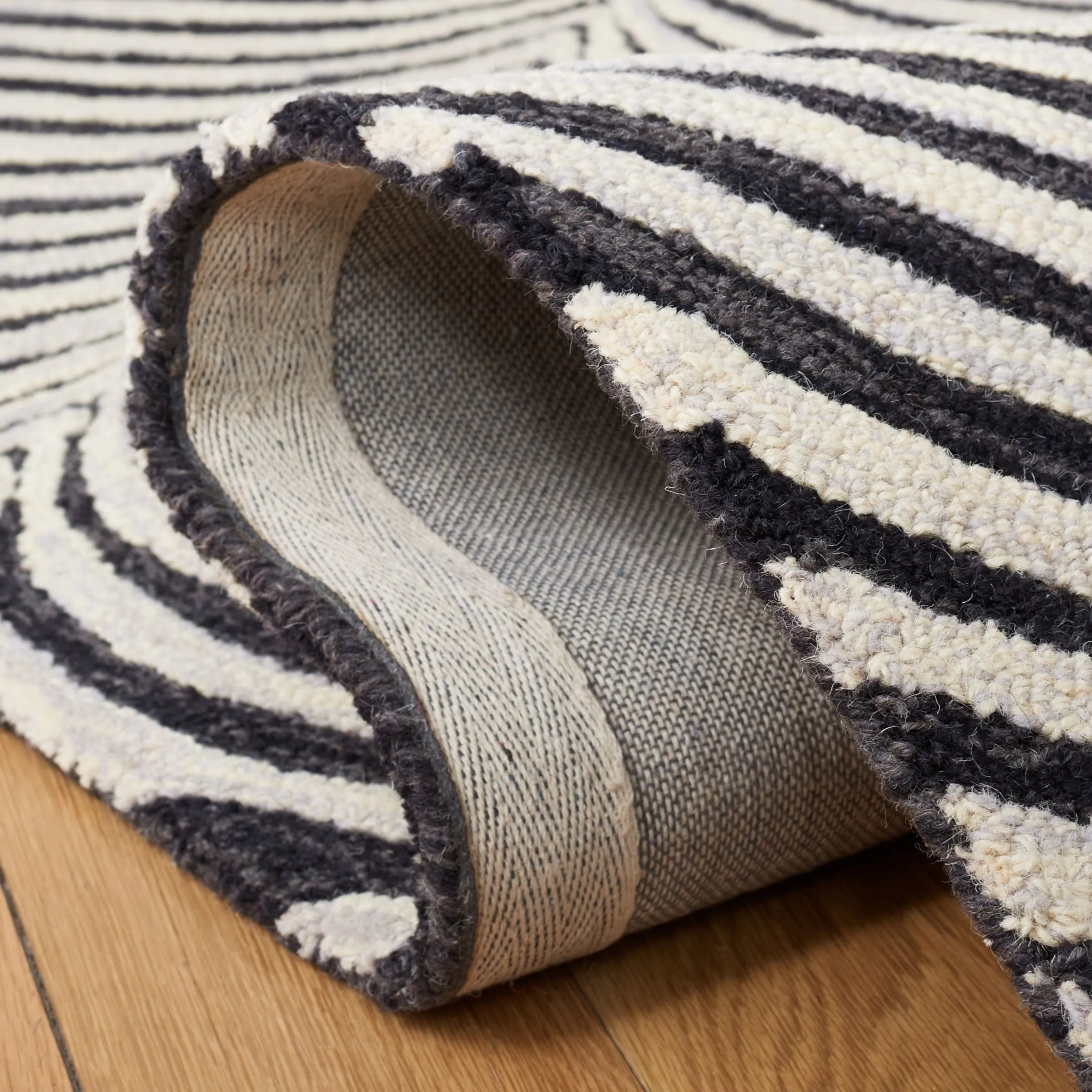 SAFAVIEH Handmade Metro Epiphanie Stripe Wool Rug