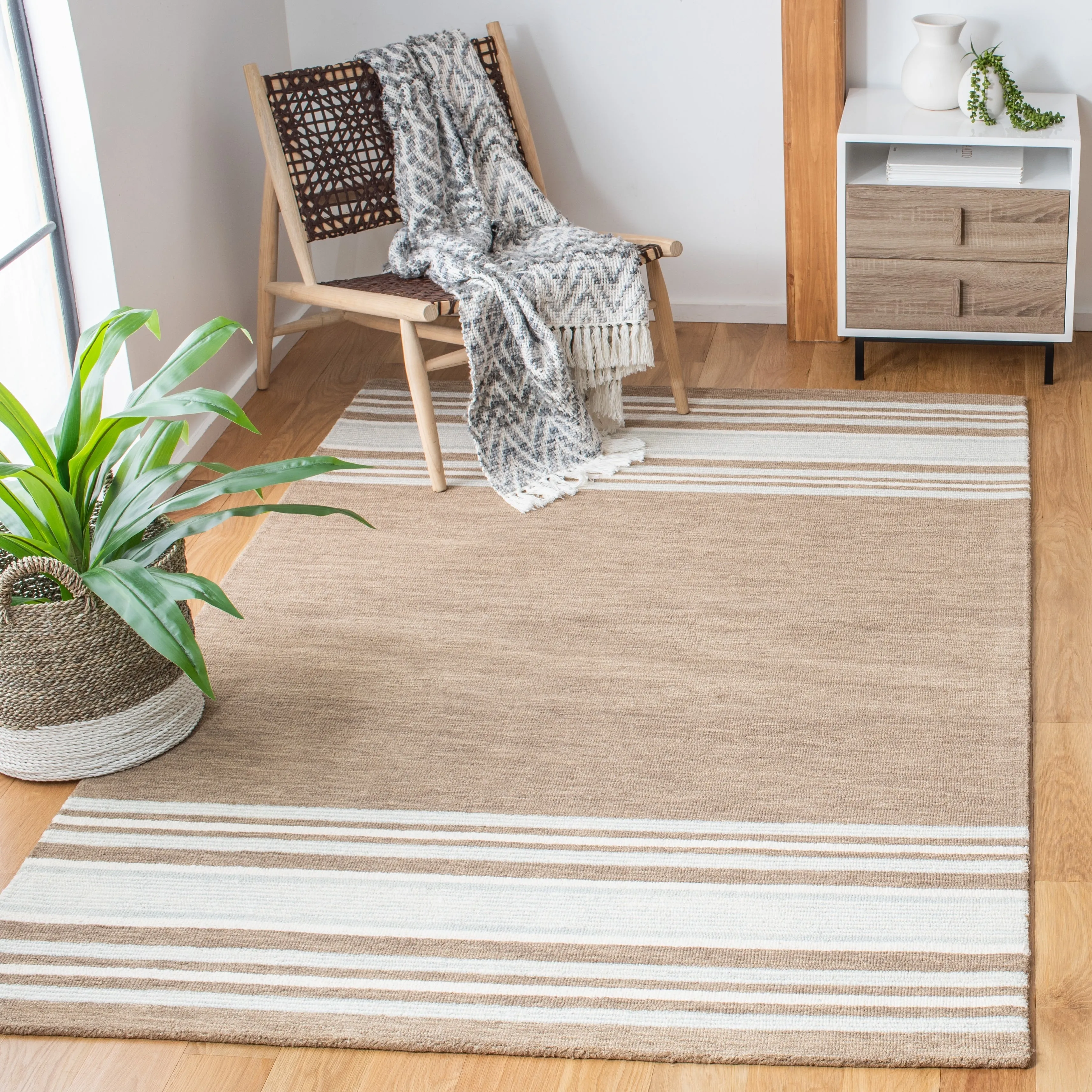 SAFAVIEH Handmade Metro Kikuko Stripe Wool Rug