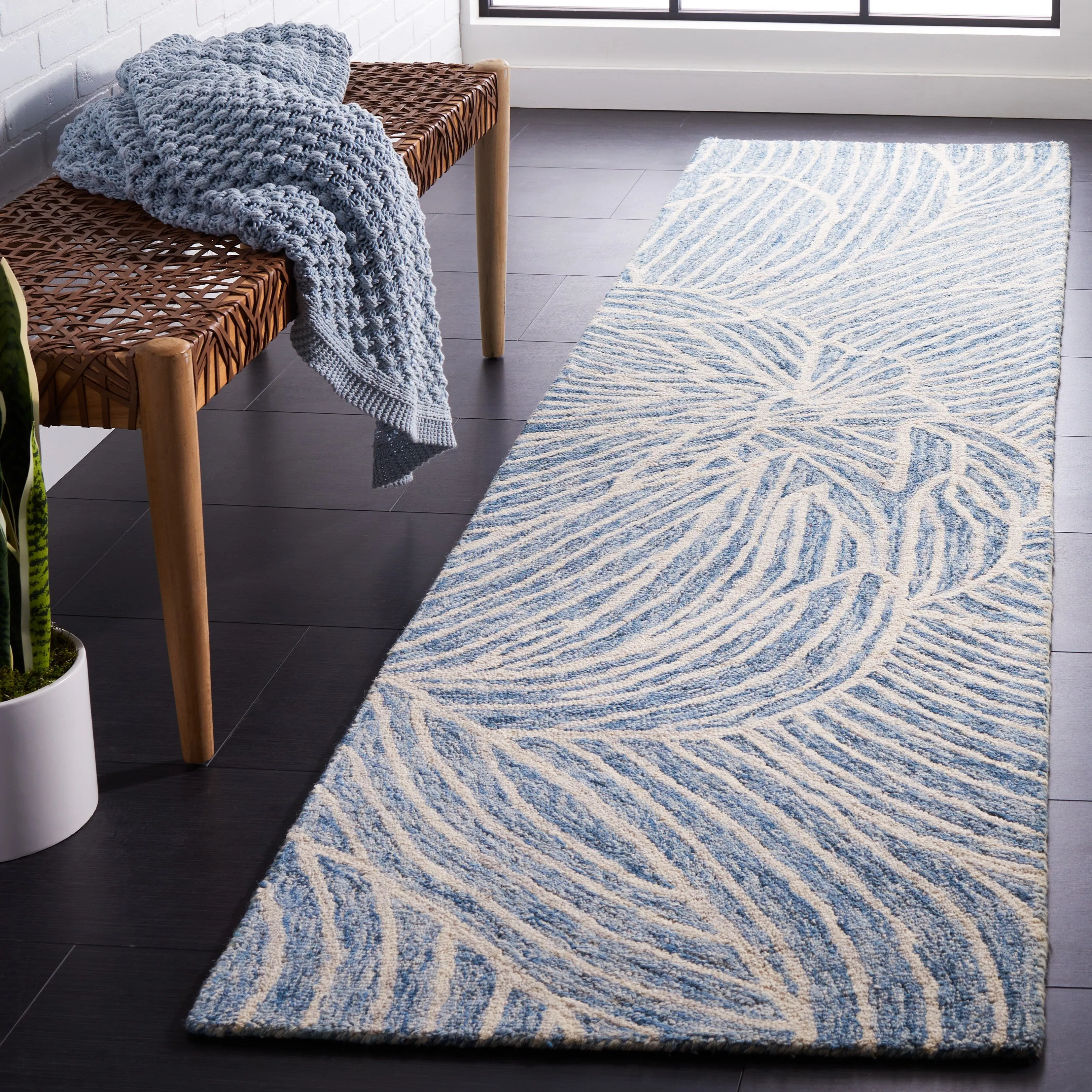 SAFAVIEH Handmade Metro Madlene Abstract Floral Wool Rug