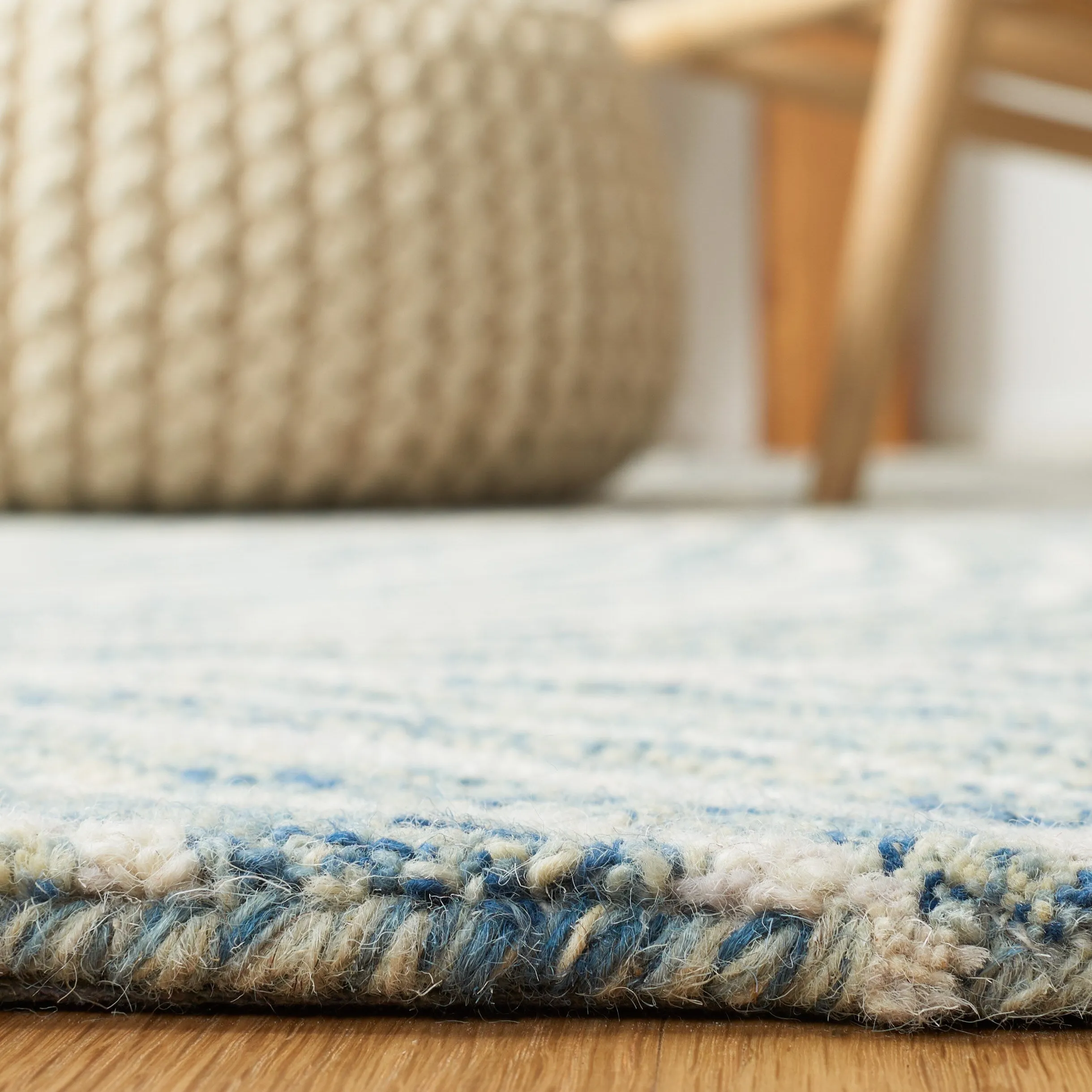 SAFAVIEH Handmade Metro Madlene Abstract Floral Wool Rug