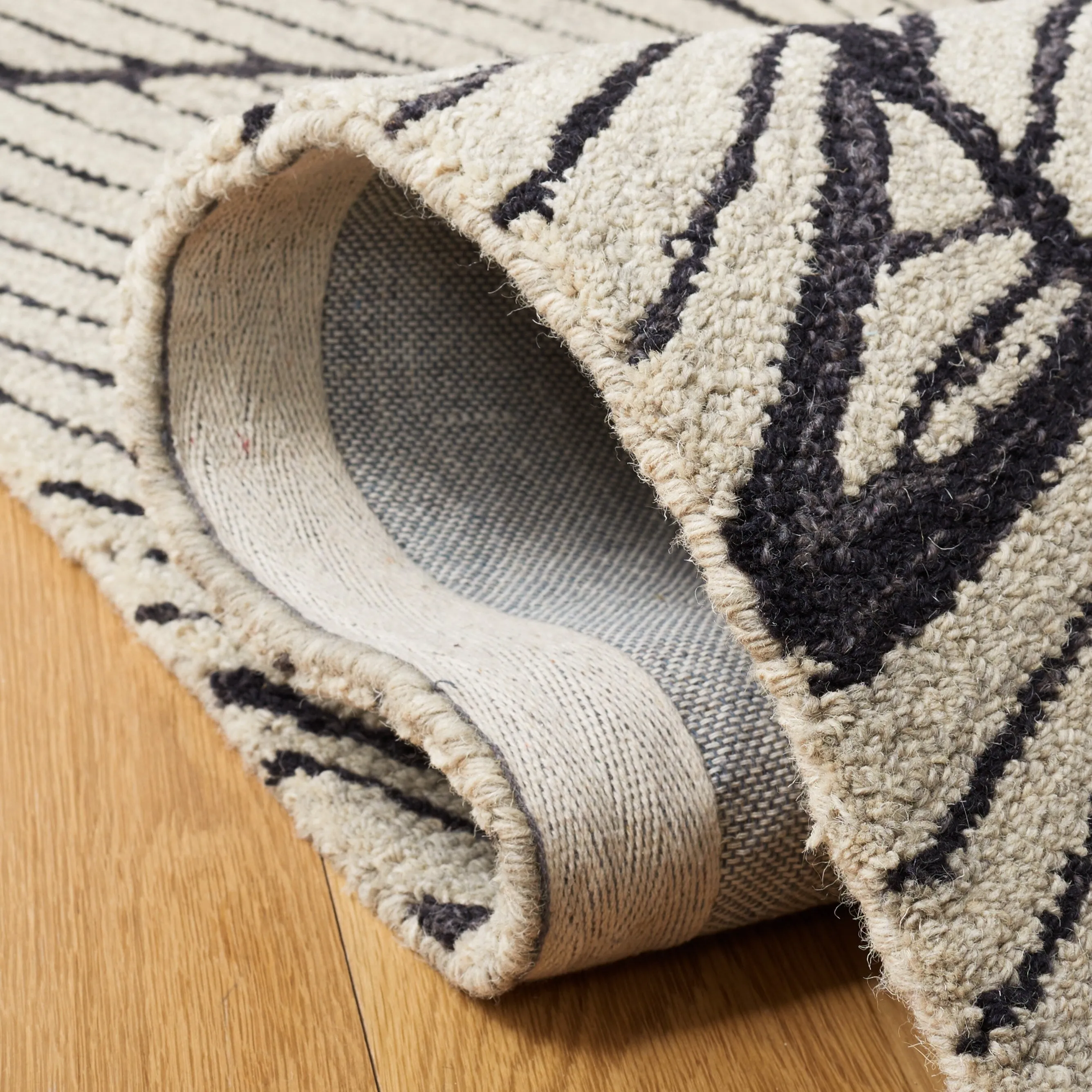 SAFAVIEH Handmade Metro Madlene Abstract Floral Wool Rug