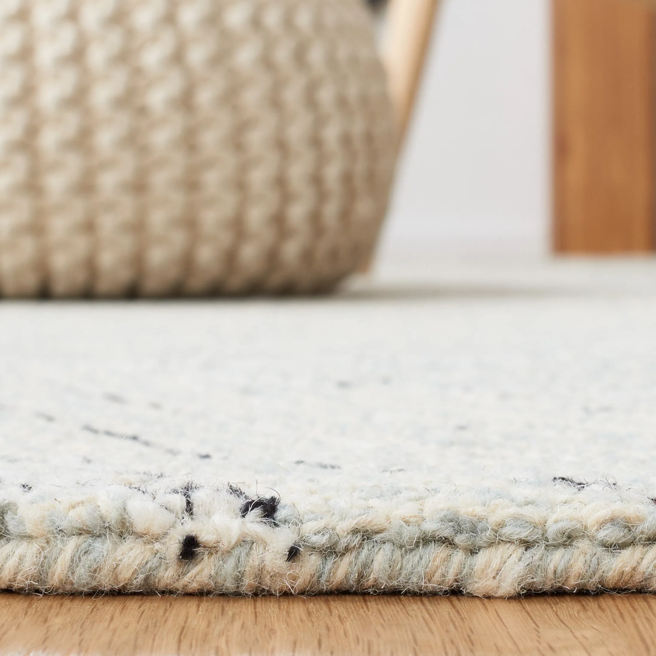 SAFAVIEH Handmade Metro Madlene Abstract Floral Wool Rug
