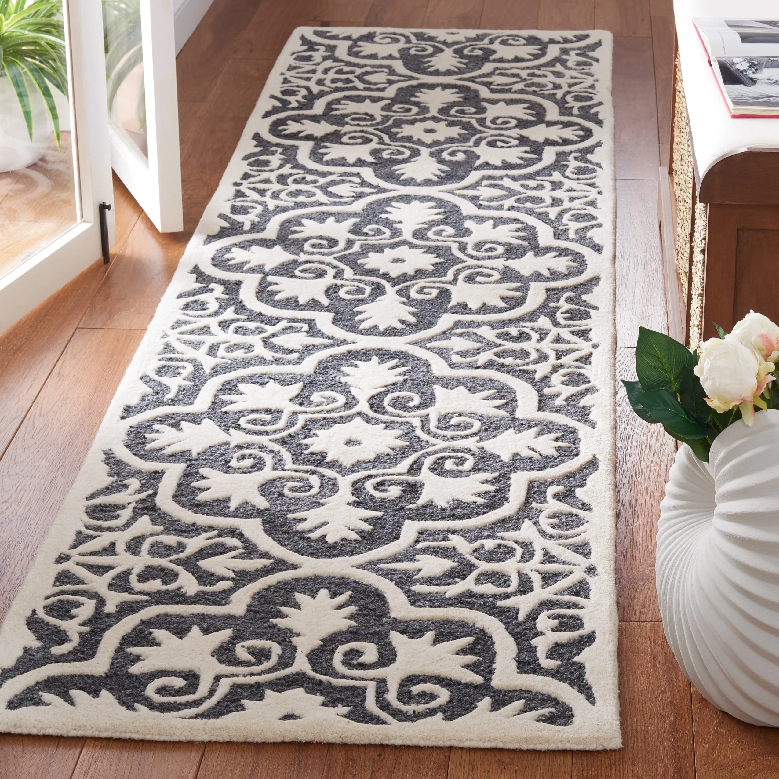 SAFAVIEH Handmade Metro Raphy French Country Wool Rug