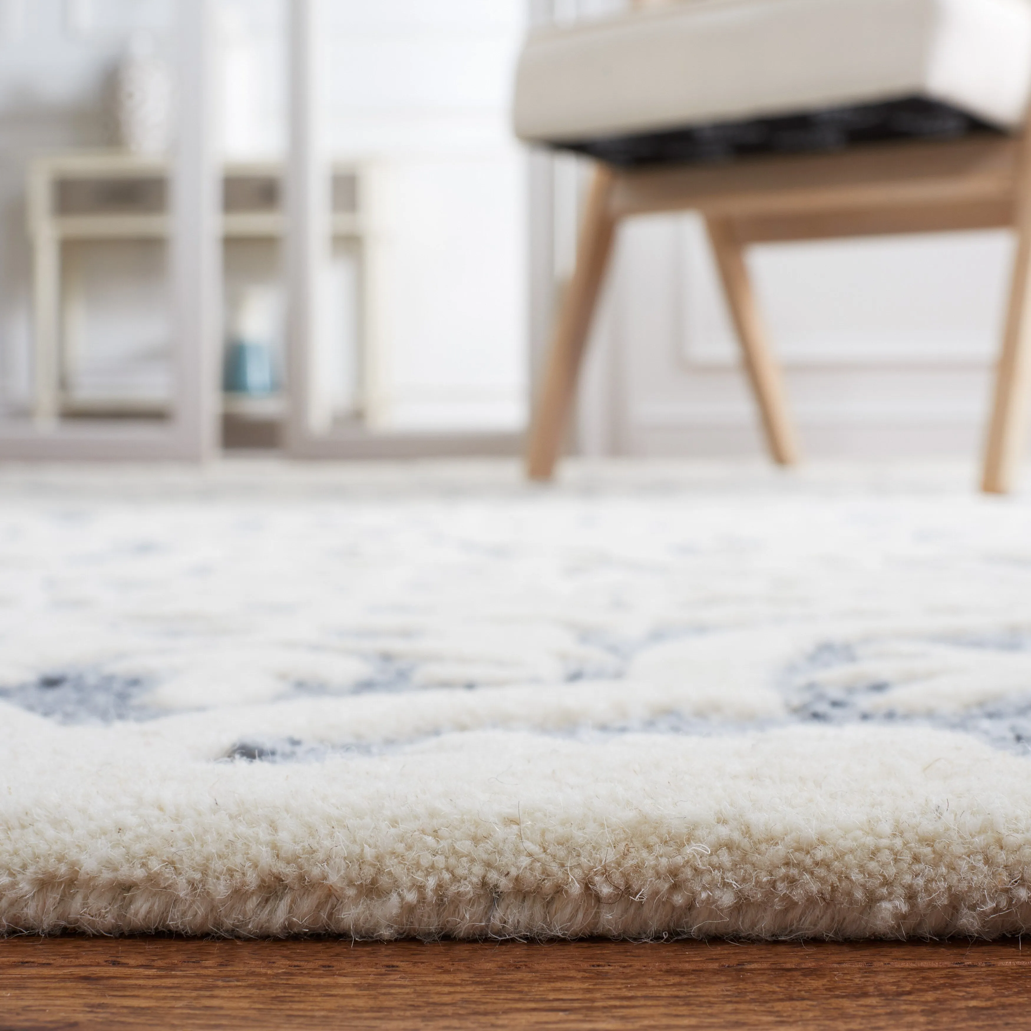SAFAVIEH Handmade Metro Raphy French Country Wool Rug