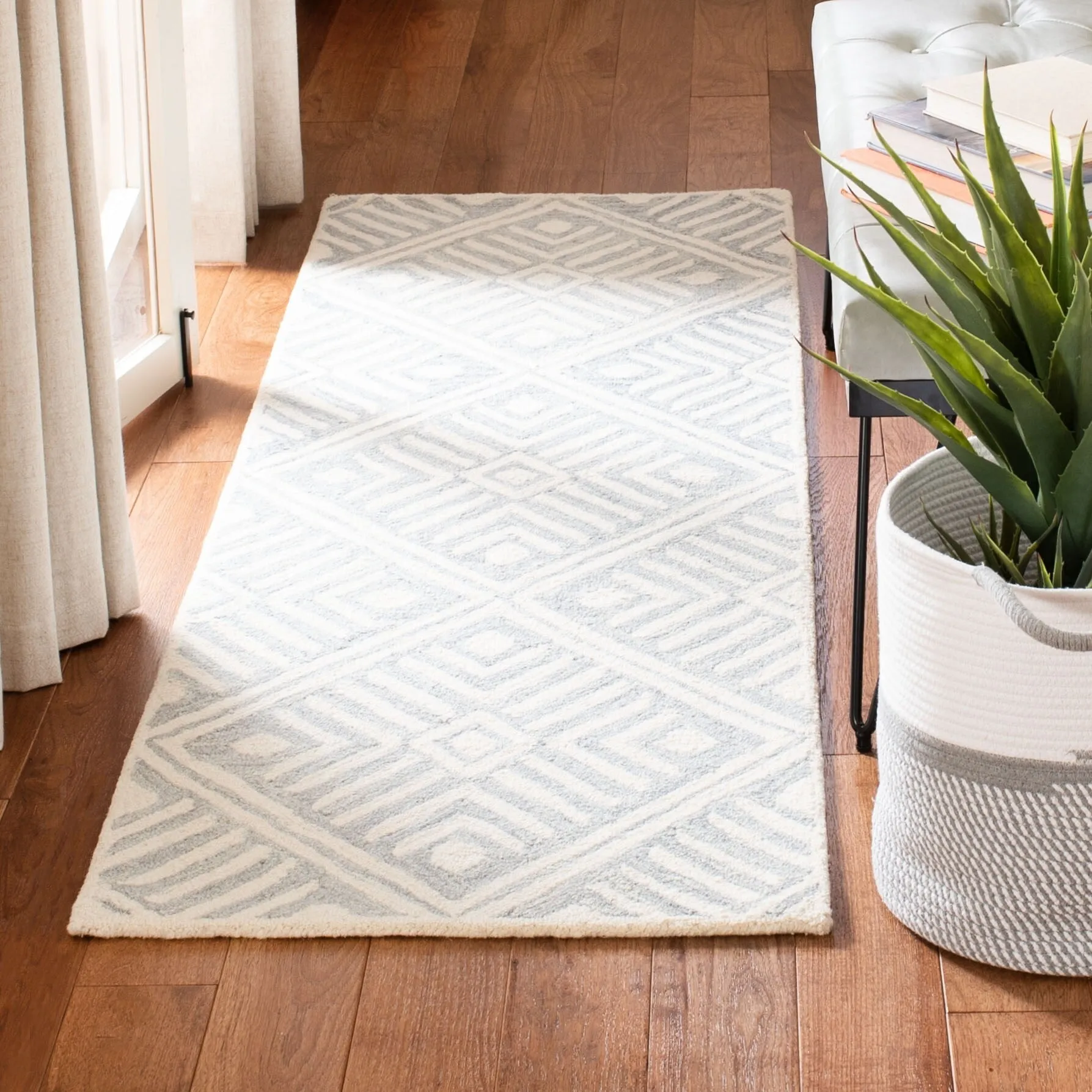SAFAVIEH Handmade Micro-Loop Catrien Wool Rug