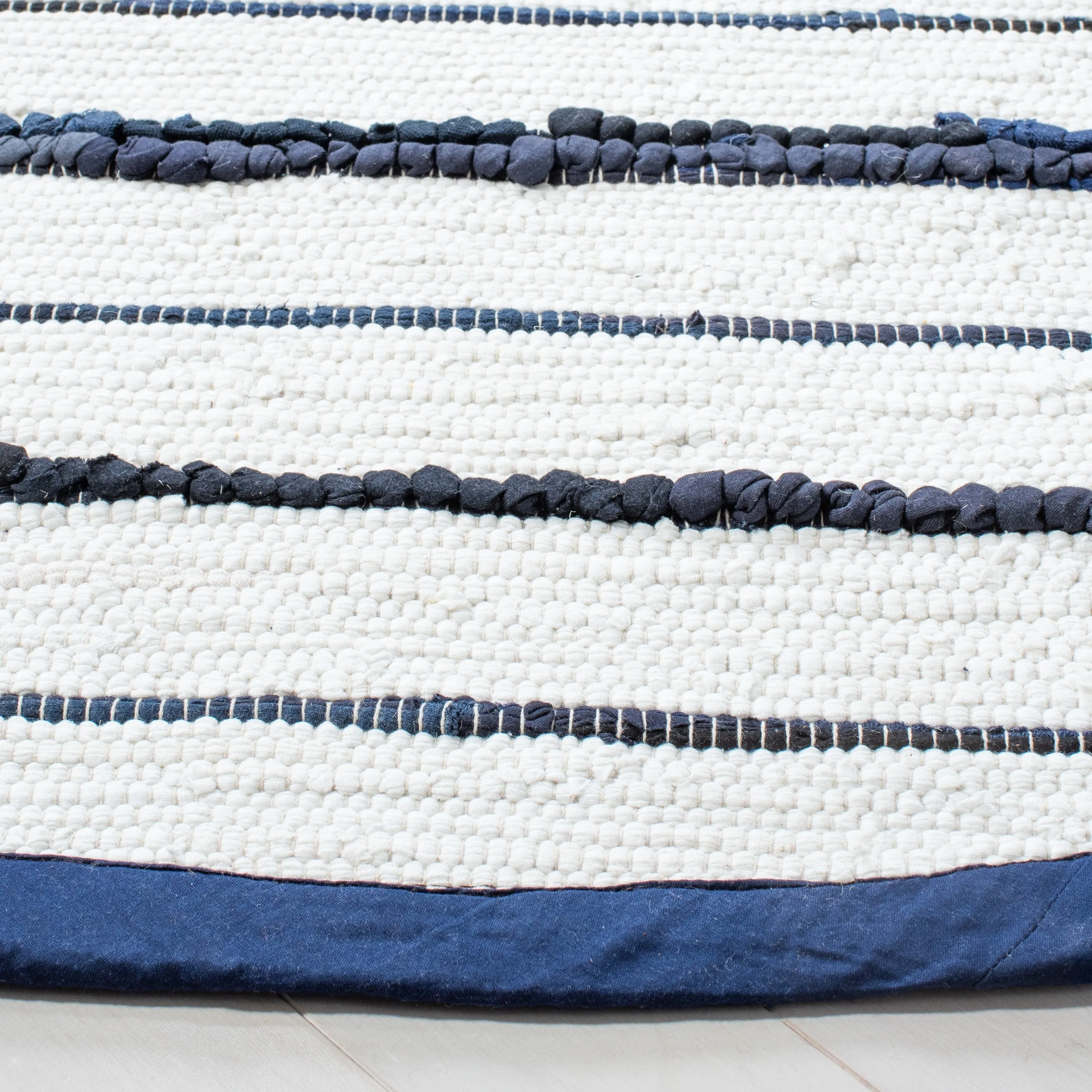 SAFAVIEH Handmade Montauk Satka Modern Stripe Rug