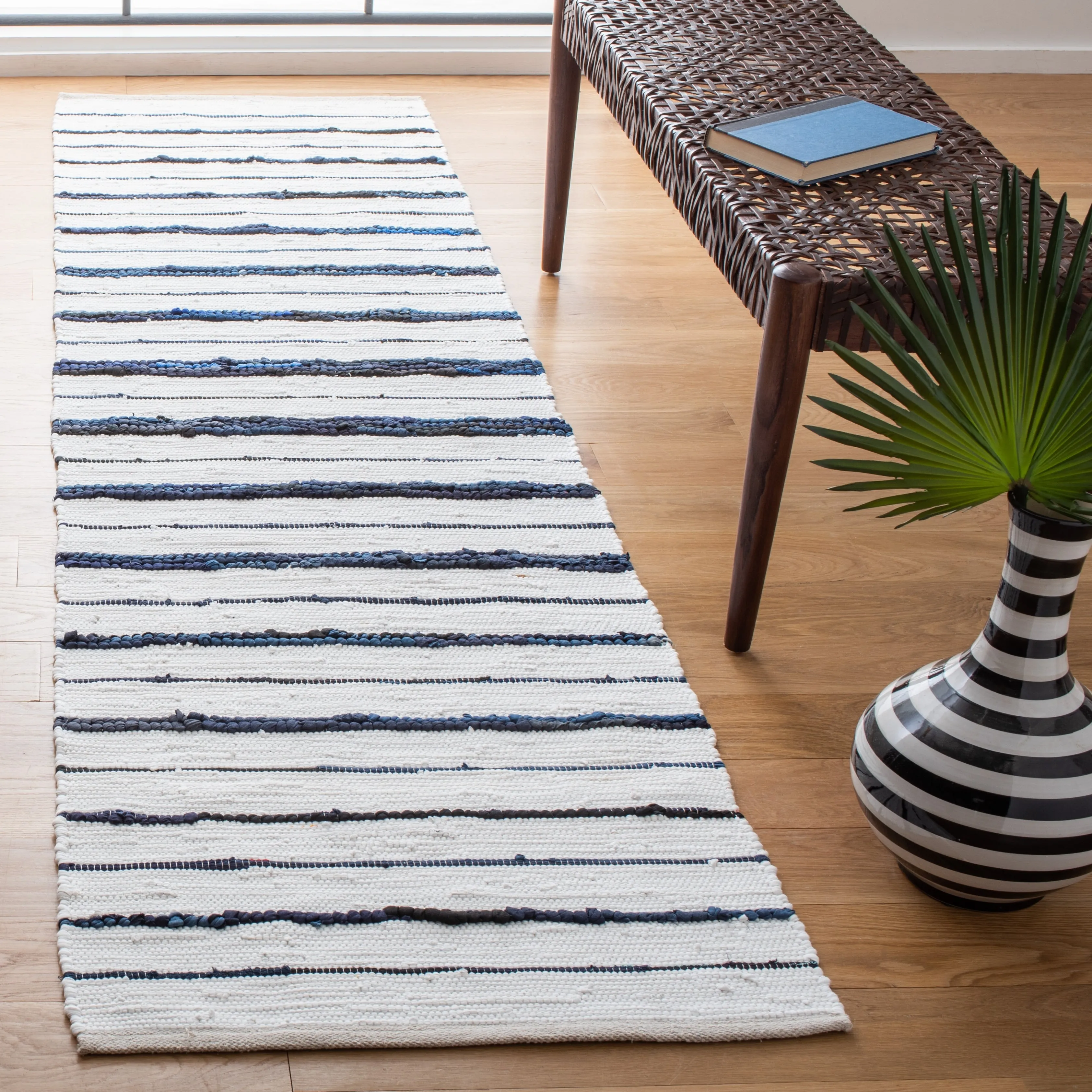 SAFAVIEH Handmade Montauk Satka Modern Stripe Rug