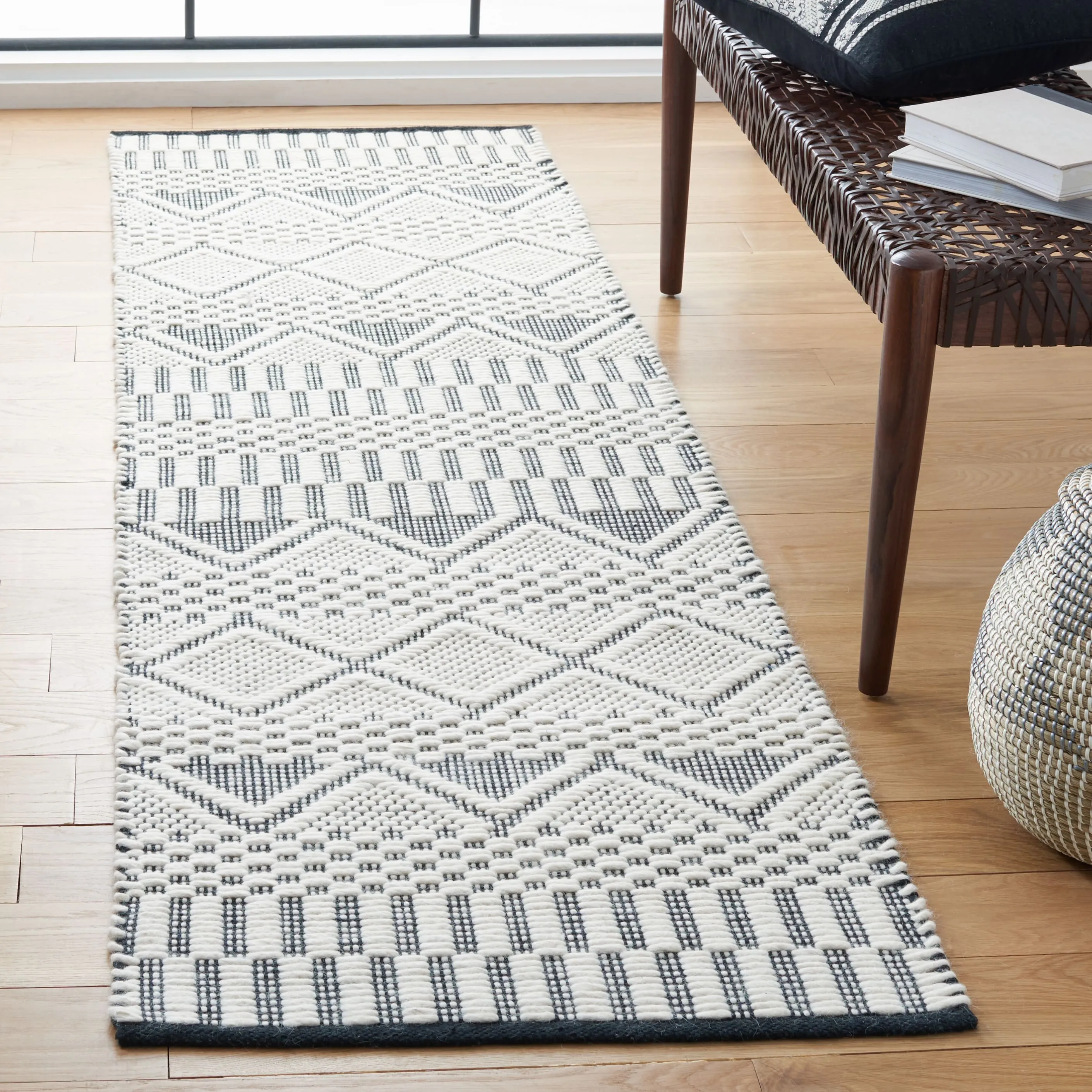 SAFAVIEH Handmade Natura Violanthi Moroccan Wool Rug